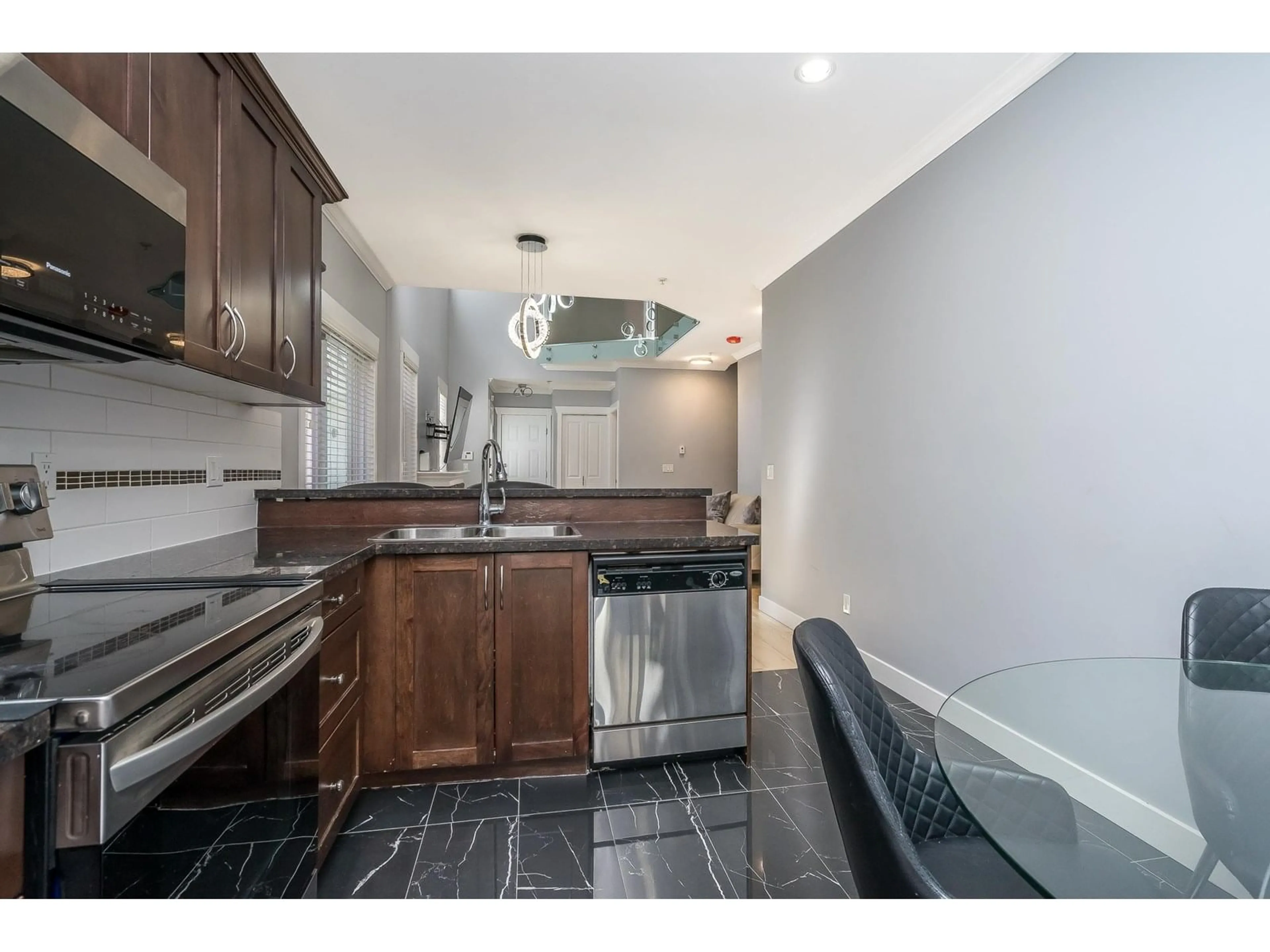 Standard kitchen, ceramic/tile floor for 30 - 19977 71, Langley British Columbia V2Y0E1