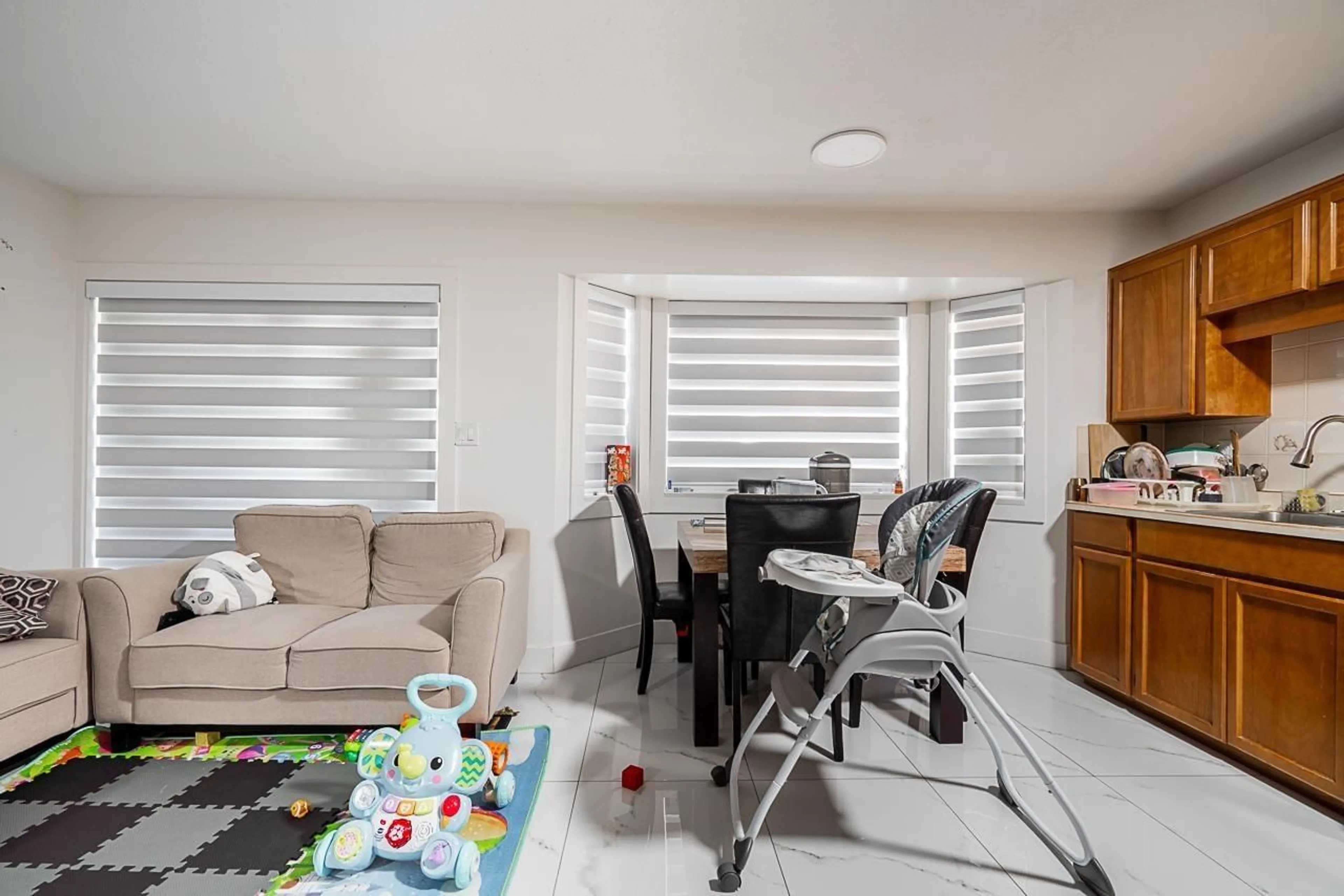 Living room with furniture, unknown for 6072 133A, Surrey British Columbia V3X2K3