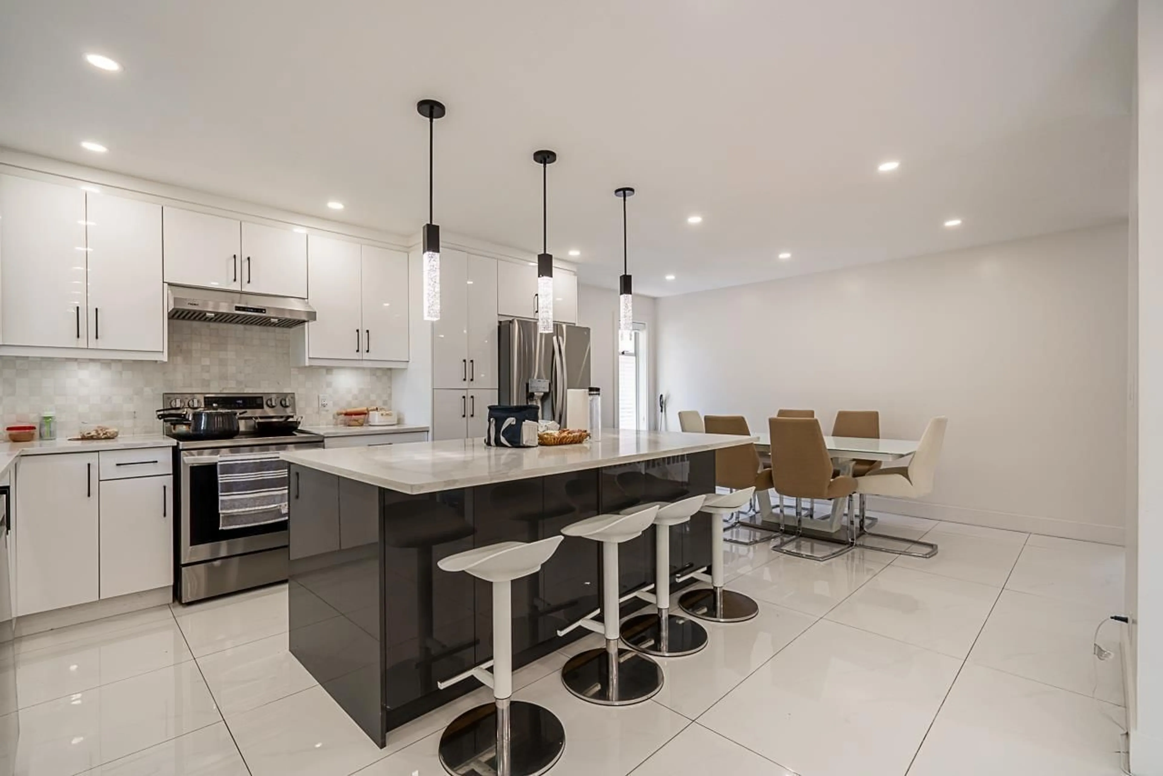 Open concept kitchen, ceramic/tile floor for 6072 133A, Surrey British Columbia V3X2K3