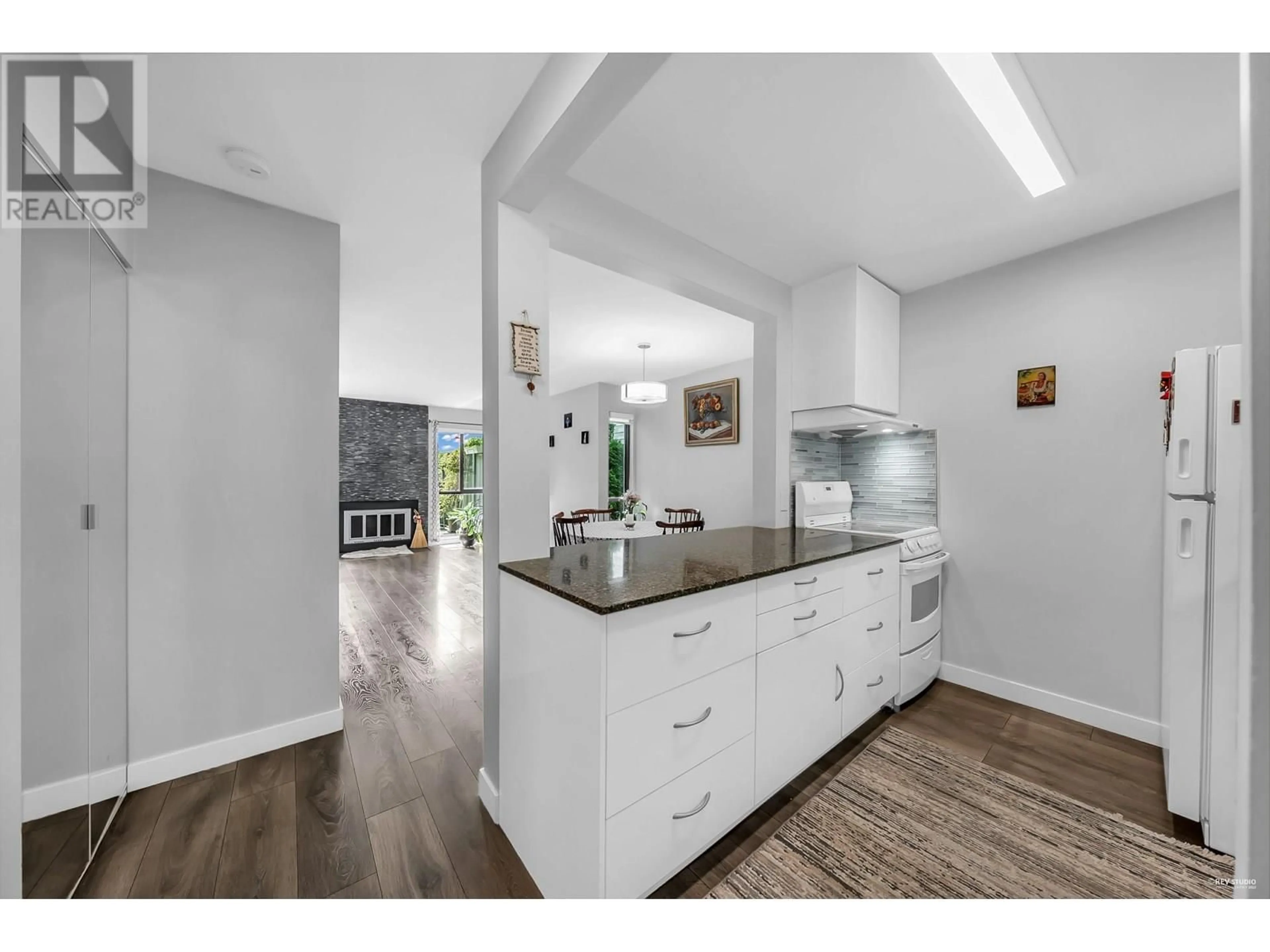 Open concept kitchen, unknown for 16 - 225 14TH STREET, North Vancouver British Columbia V7M1P4