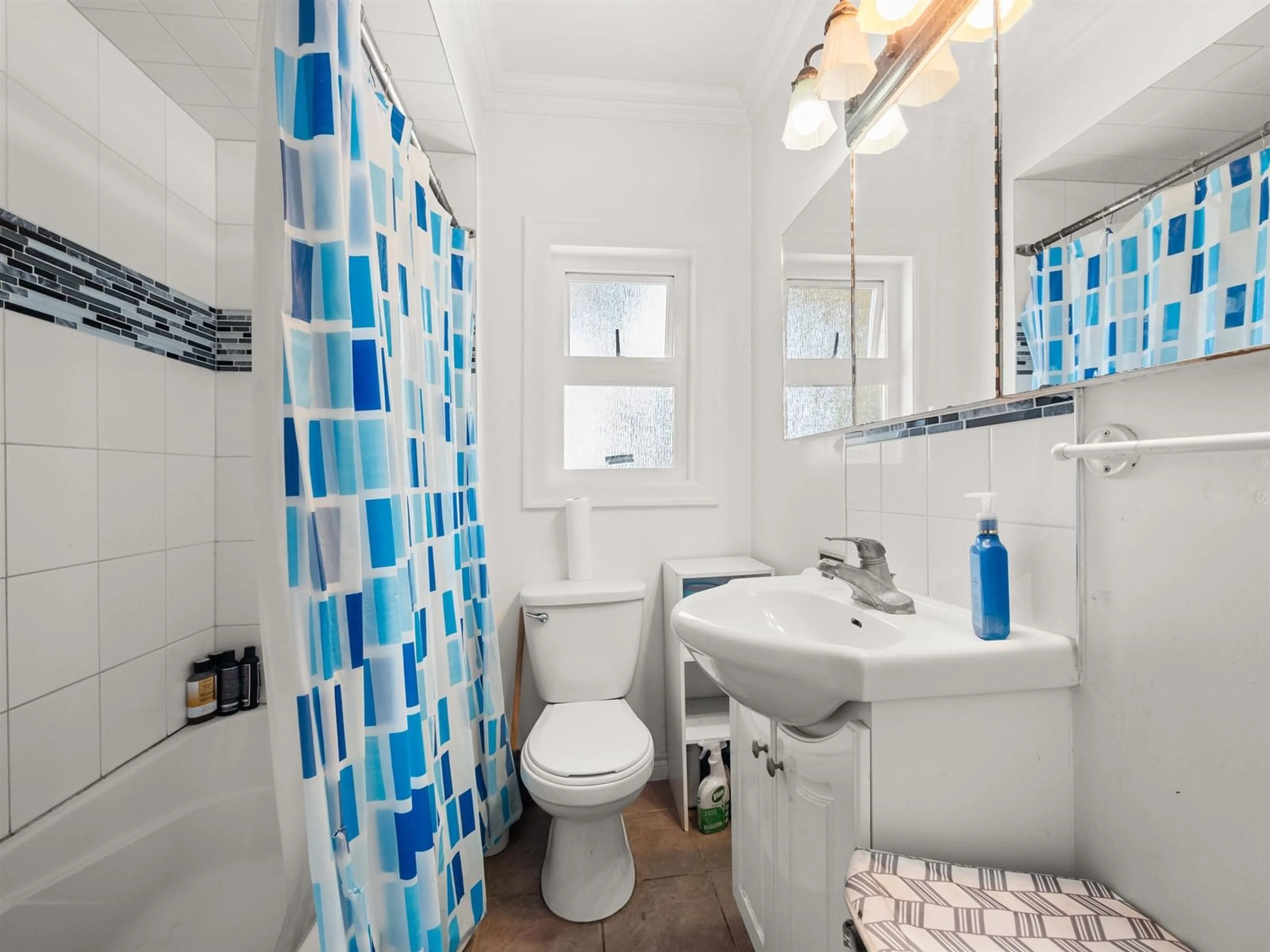 Standard bathroom, ceramic/tile floor for 5703 RIVERSIDE, Abbotsford British Columbia V4X1T4