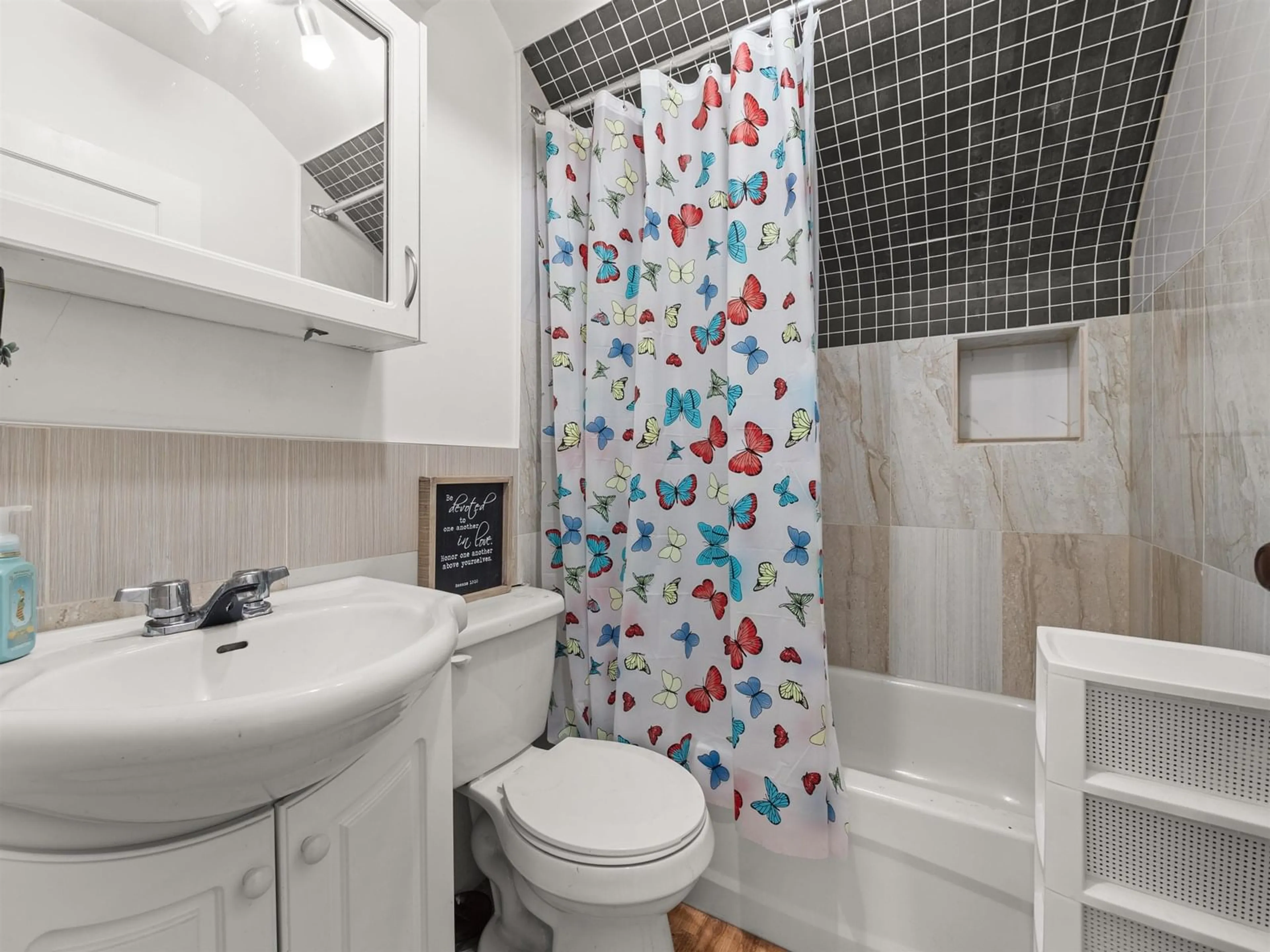 Standard bathroom, ceramic/tile floor for 5703 RIVERSIDE, Abbotsford British Columbia V4X1T4