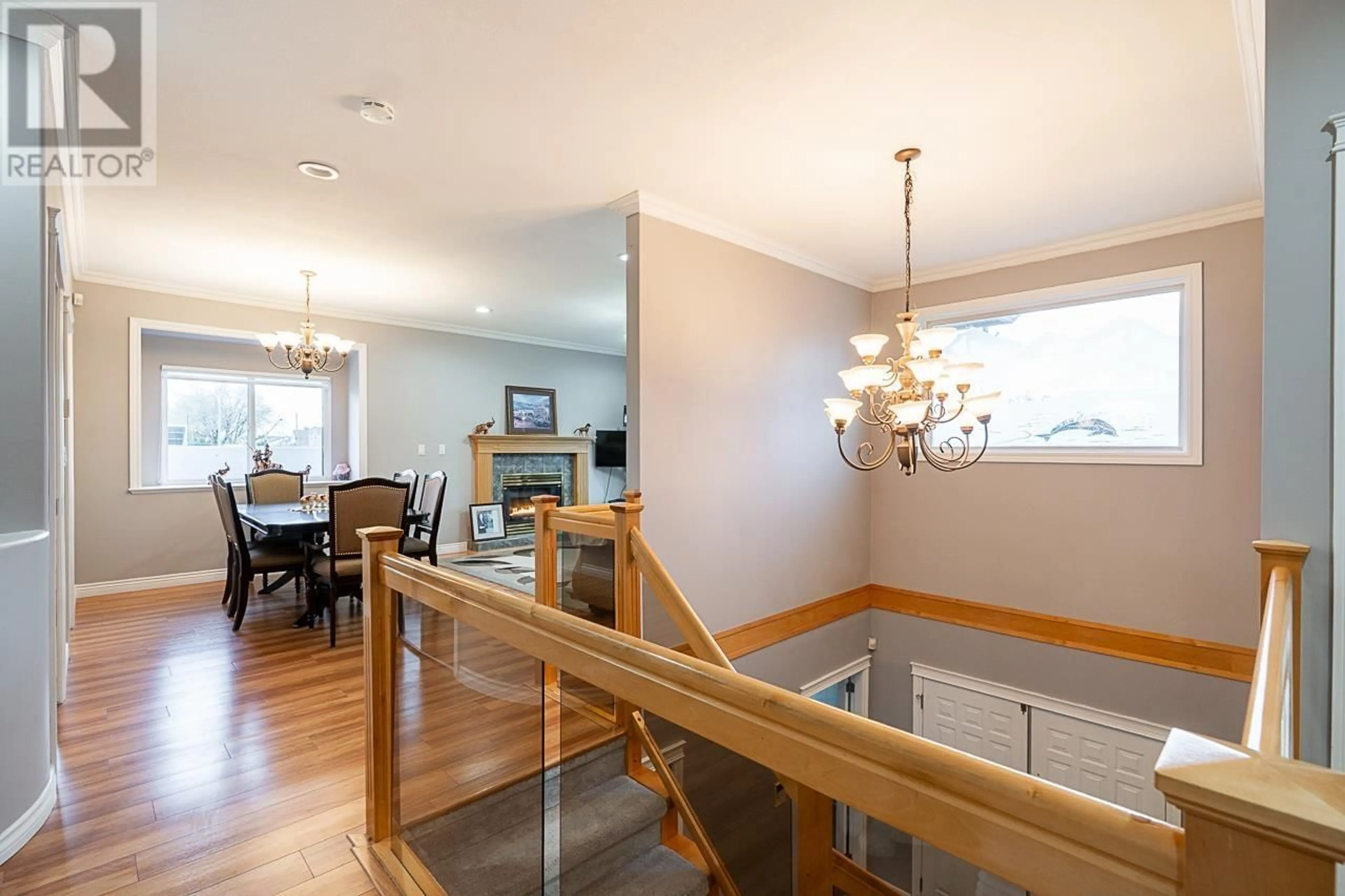 Indoor foyer for 7877 15TH AVENUE, Burnaby British Columbia V3N1W7