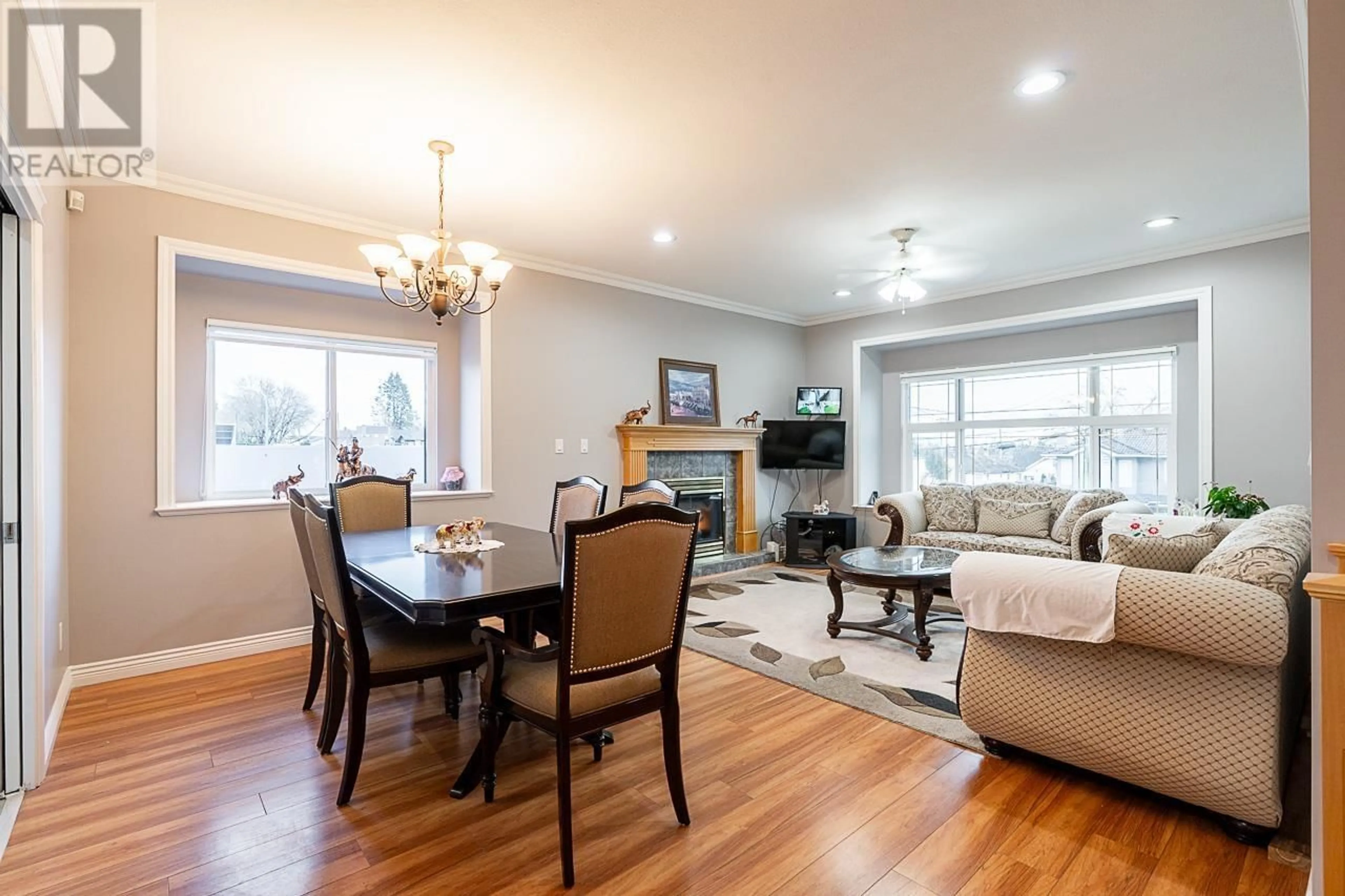Living room with furniture, wood/laminate floor for 7877 15TH AVENUE, Burnaby British Columbia V3N1W7
