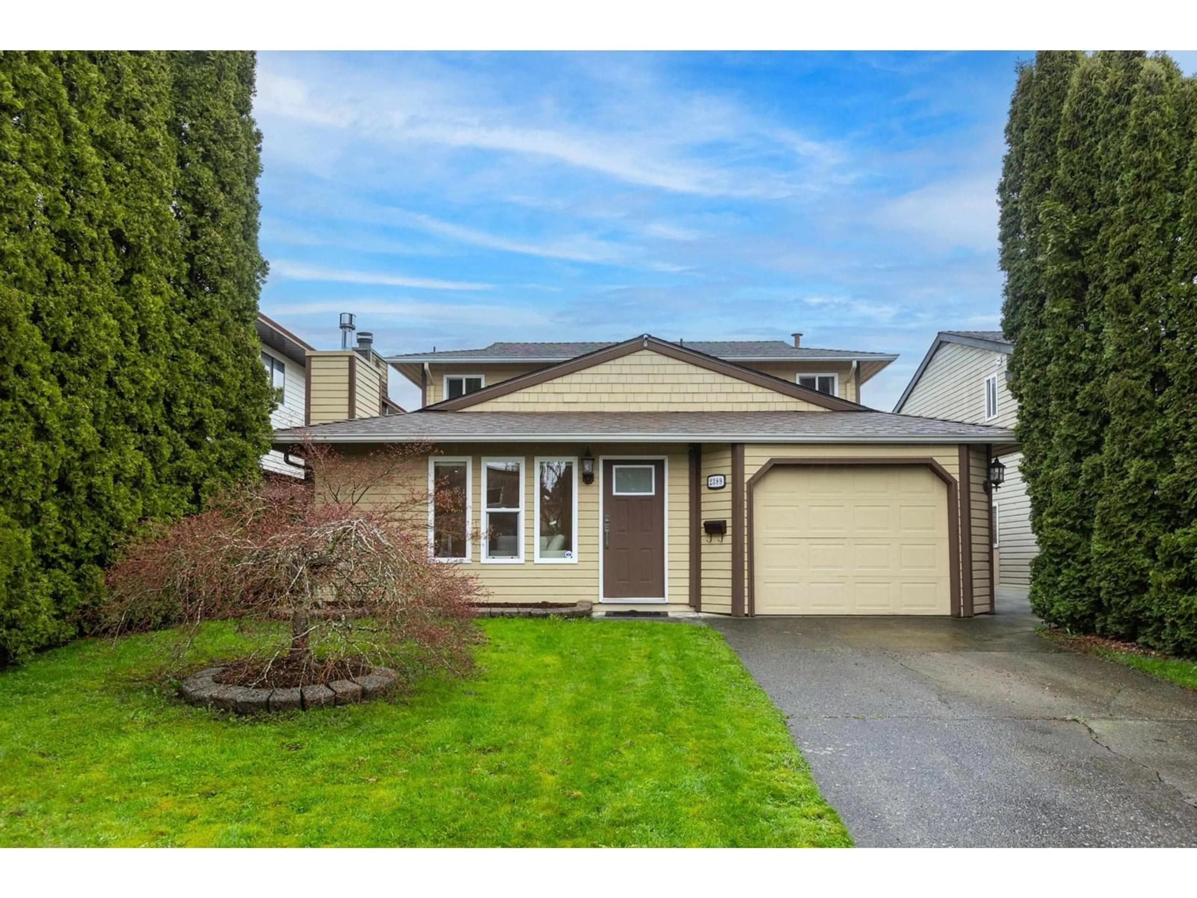 Home with vinyl exterior material, street for 2389 WAKEFIELD, Langley British Columbia V2Y1B3