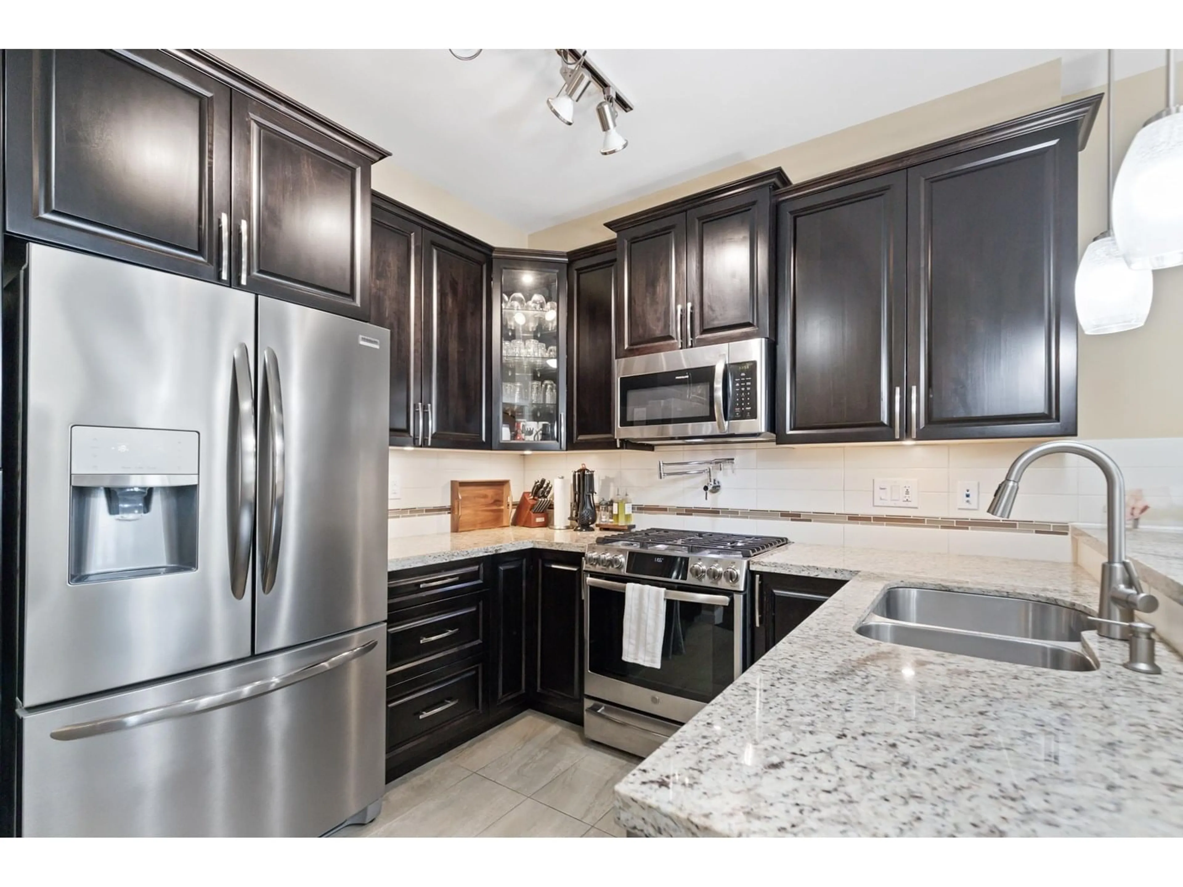 Open concept kitchen, ceramic/tile floor for 504 - 32445 SIMON, Abbotsford British Columbia V2T0G7