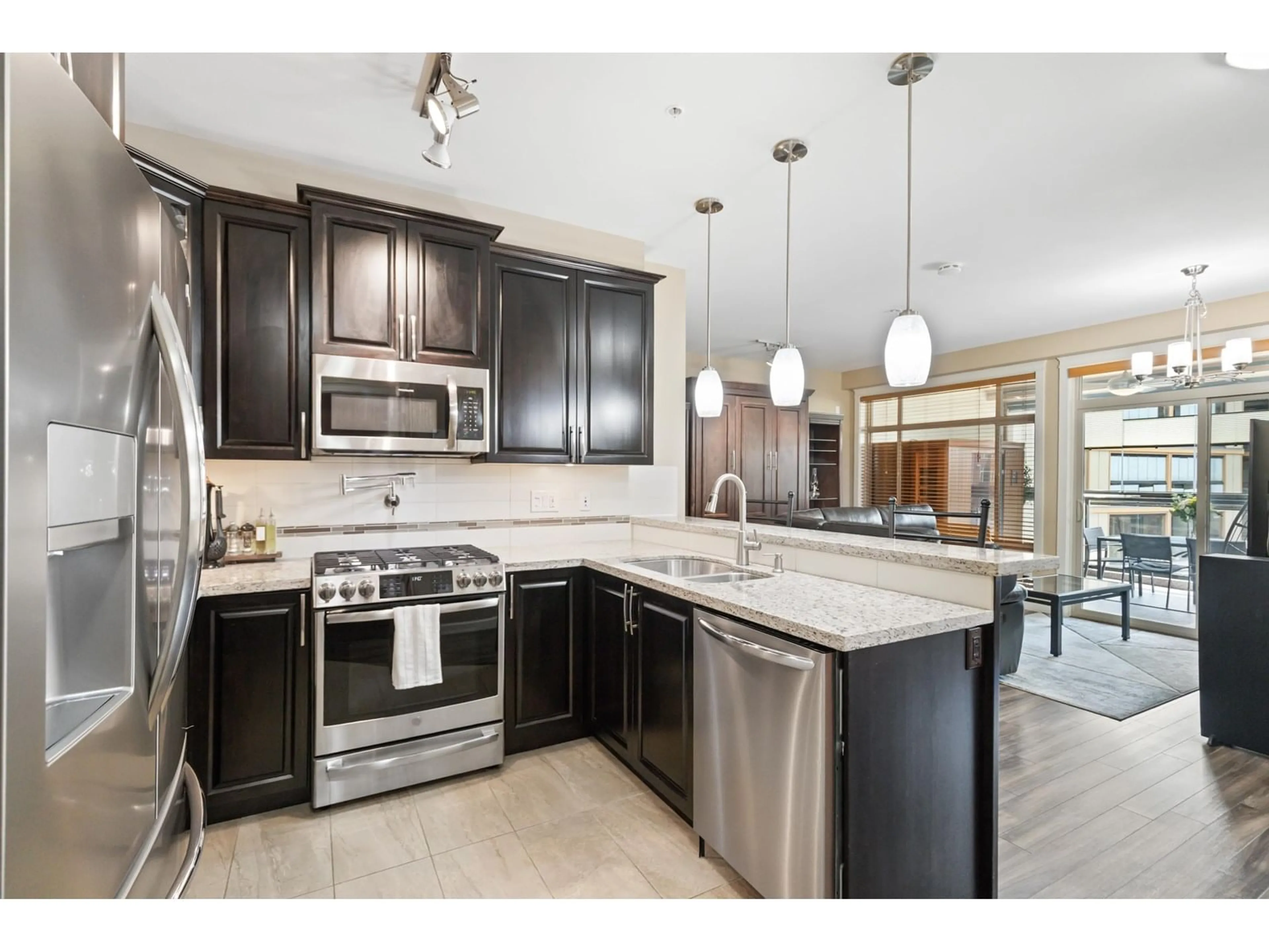 Open concept kitchen, ceramic/tile floor for 504 - 32445 SIMON, Abbotsford British Columbia V2T0G7