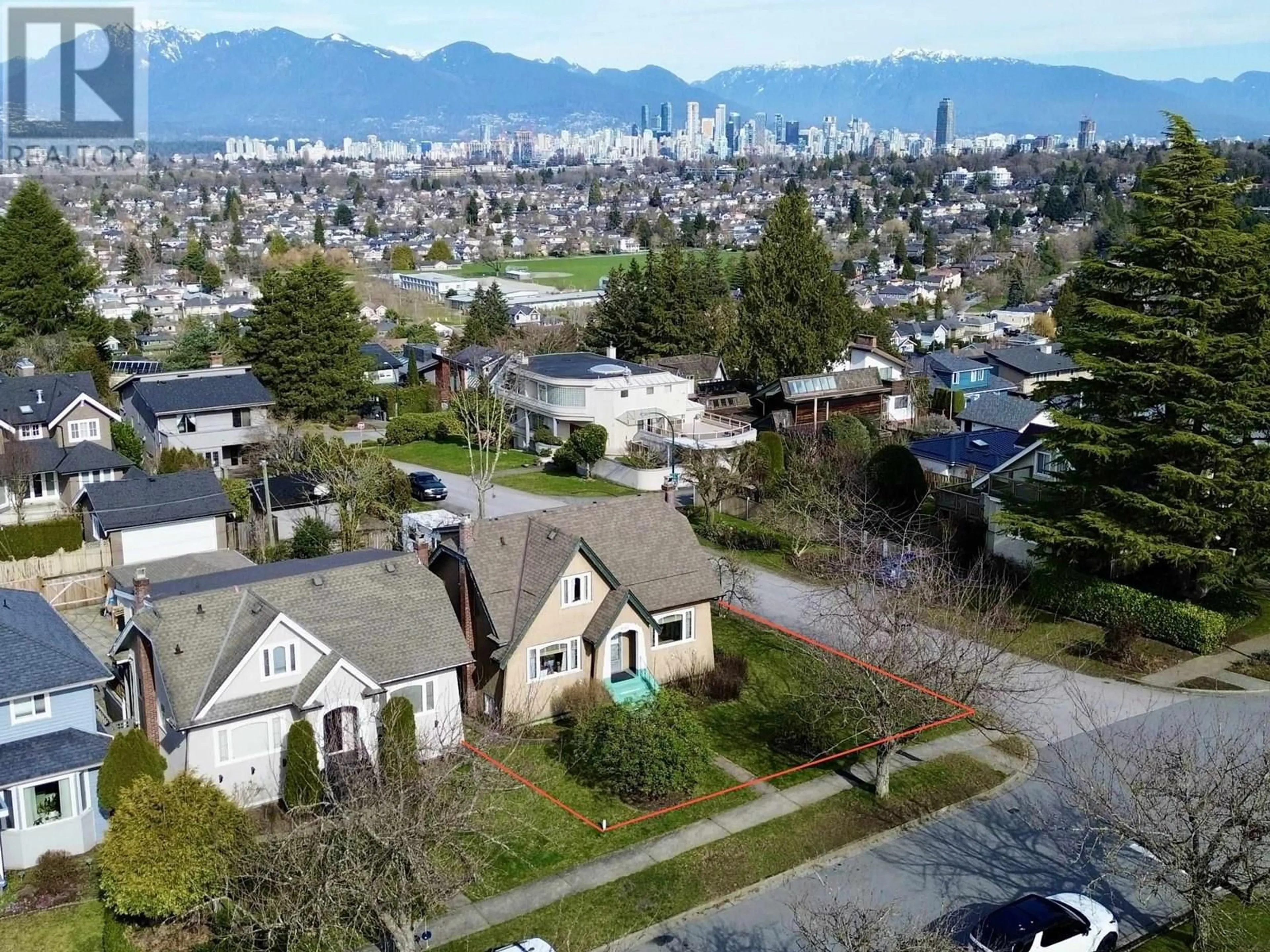 A pic from outside/outdoor area/front of a property/back of a property/a pic from drone, mountain view for 2805 30TH AVENUE, Vancouver British Columbia V6L1Z1