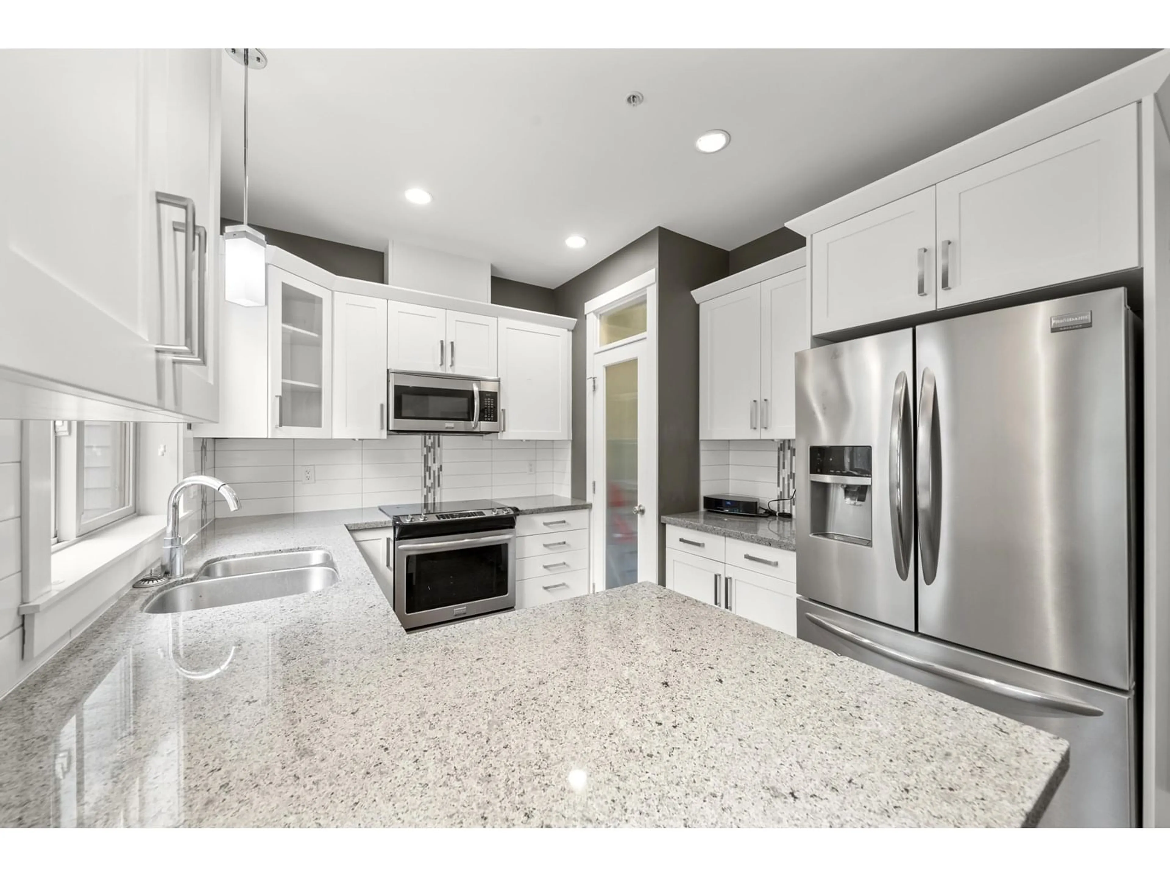 Open concept kitchen, ceramic/tile floor for 41 - 35298 MARSHALL, Abbotsford British Columbia V3G0E2