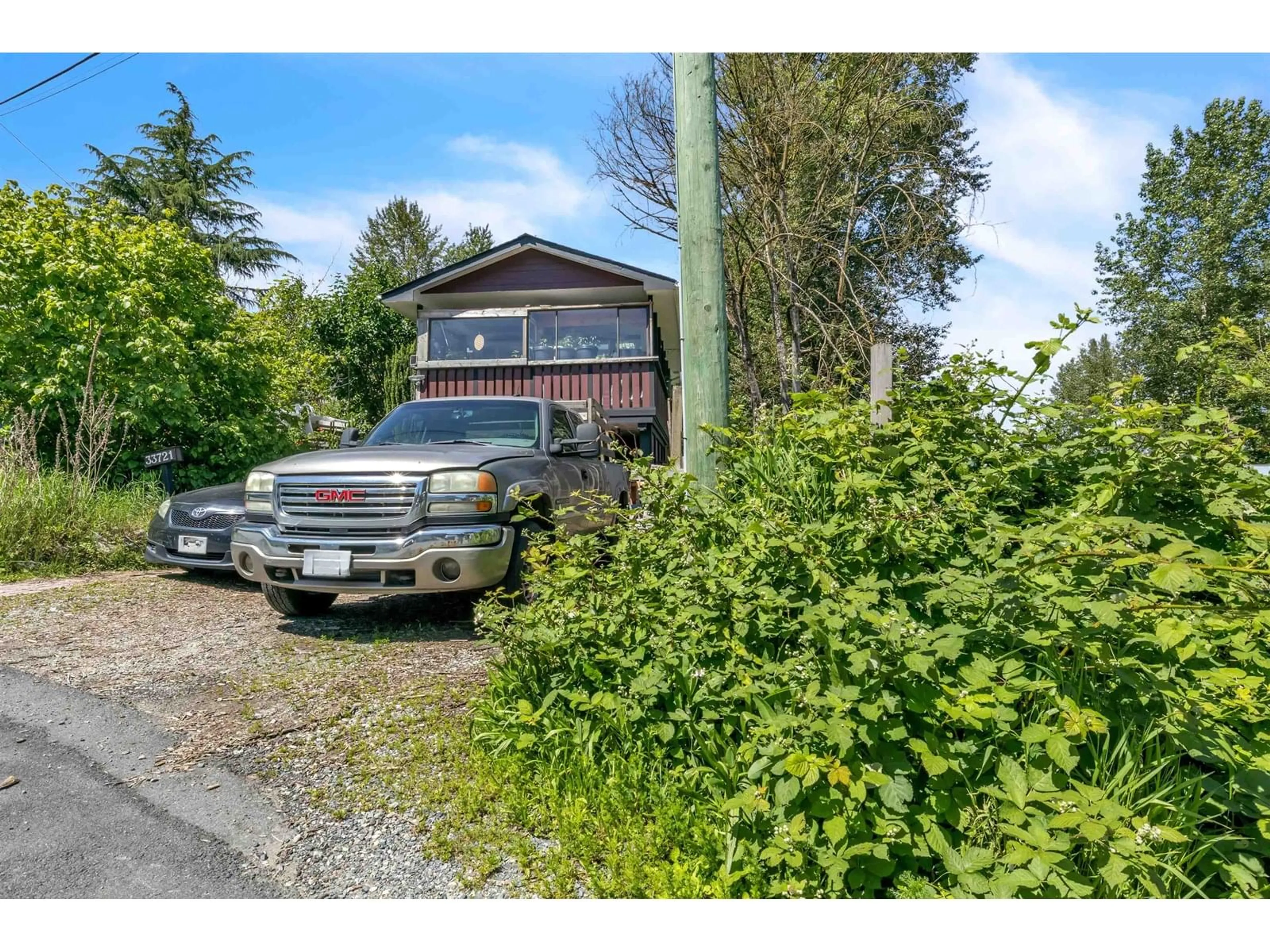 A pic from outside/outdoor area/front of a property/back of a property/a pic from drone, street for 33721 MOREY, Abbotsford British Columbia V2S2W5