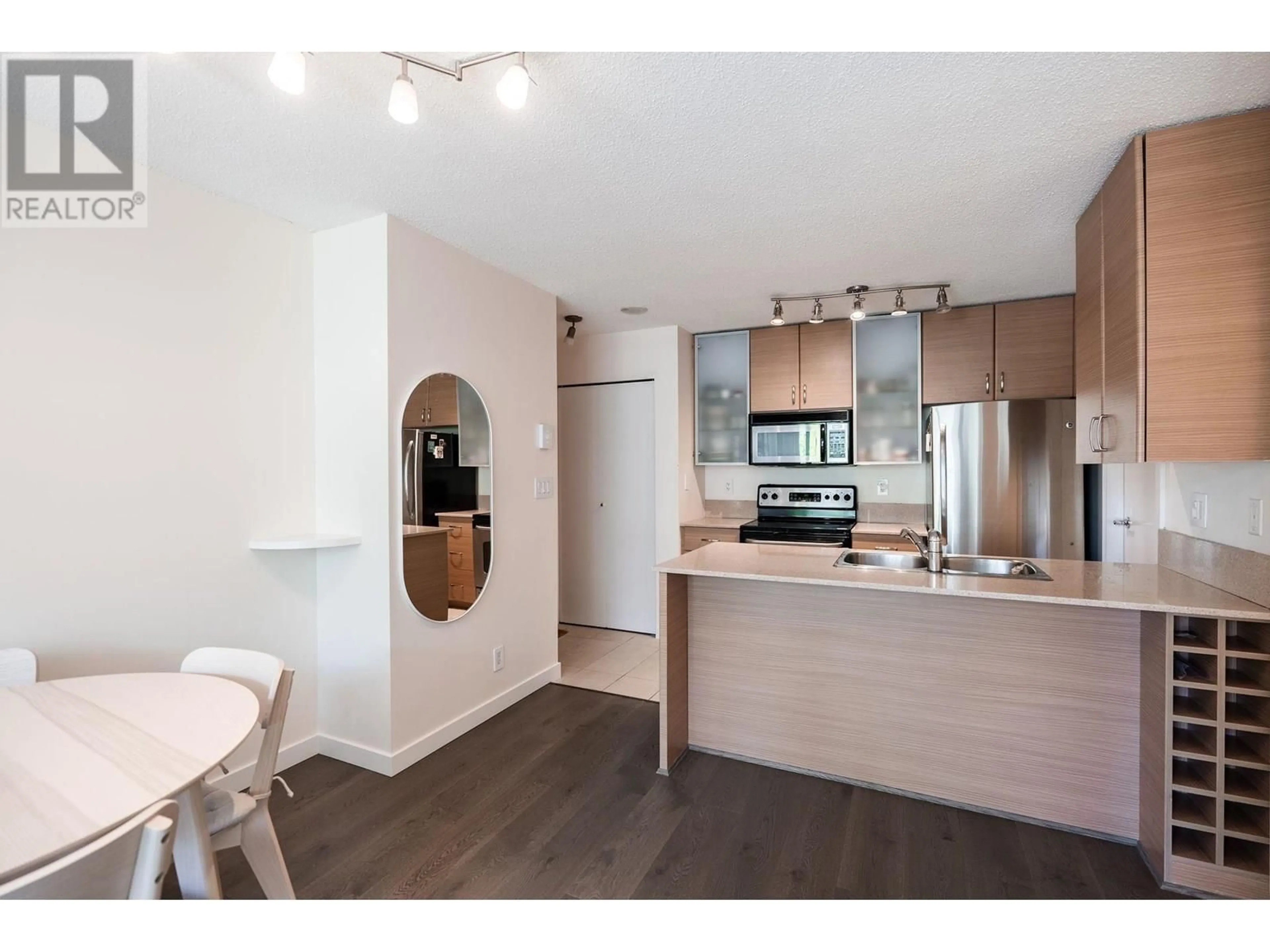 Open concept kitchen, wood/laminate floor for 401 - 977 MAINLAND STREET, Vancouver British Columbia V6B1T2