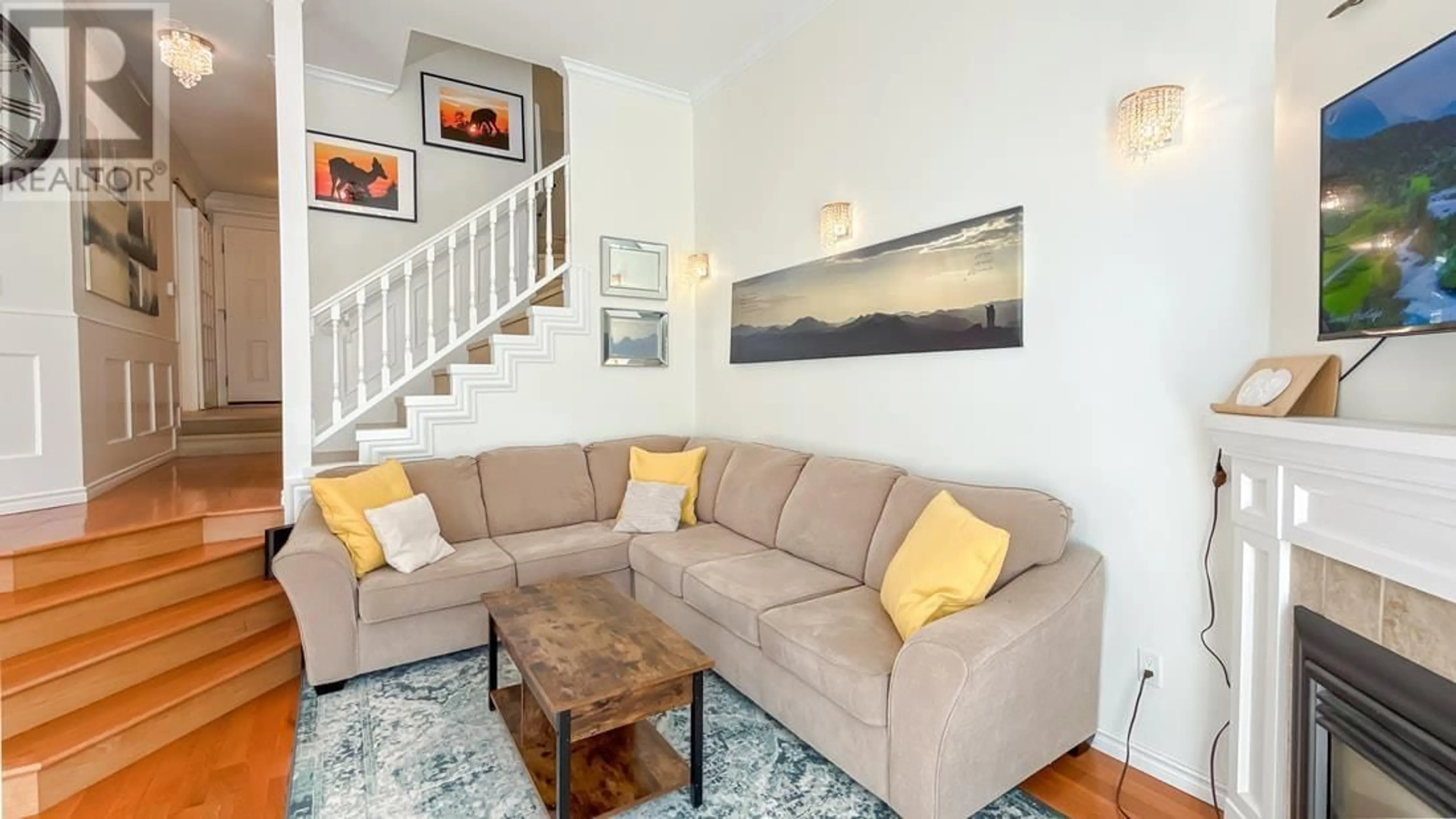 Living room with furniture, unknown for 109 - 216 6TH STREET, North Vancouver British Columbia V7L1P5