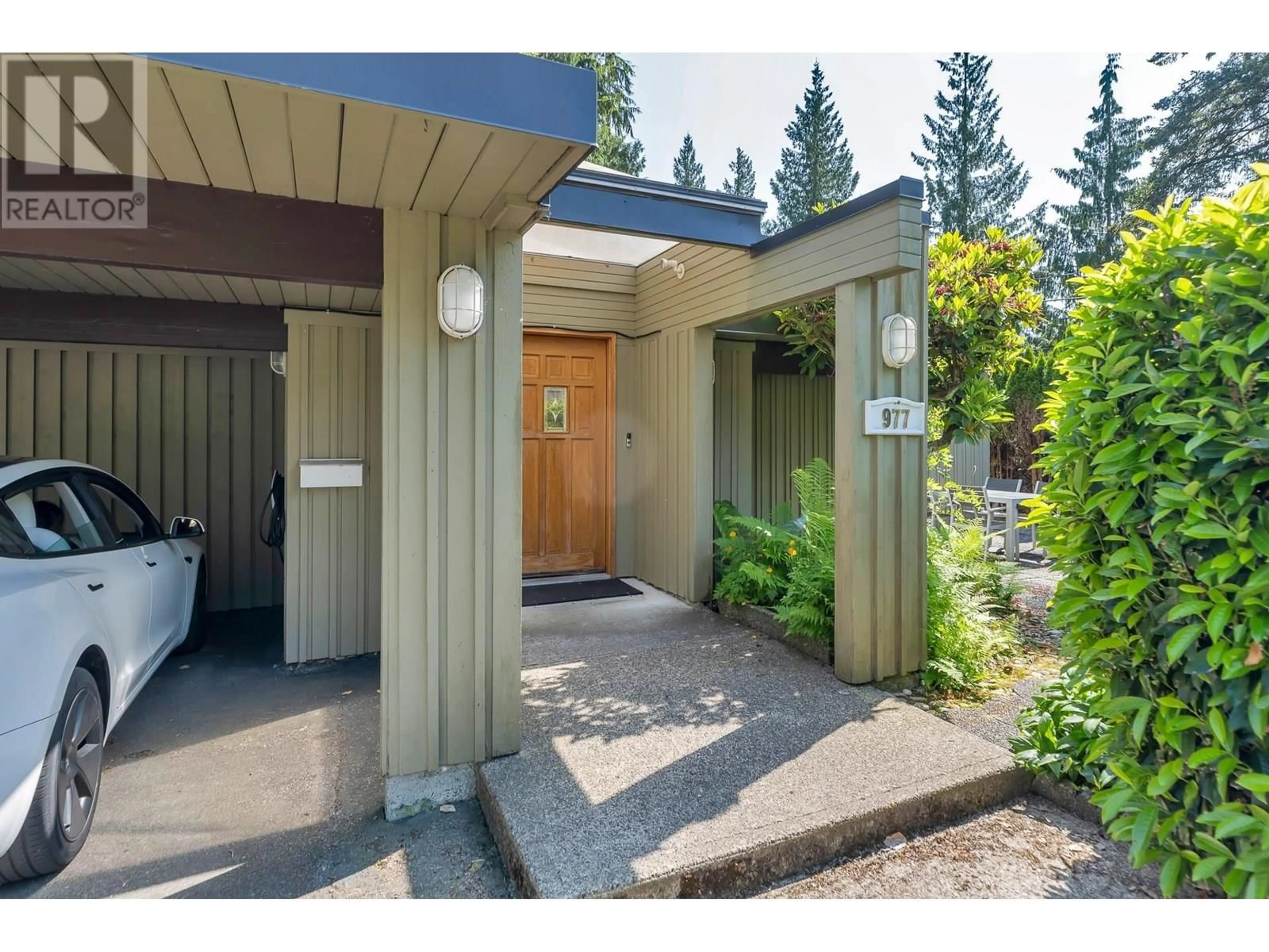 Indoor entryway for 977 BELVEDERE DRIVE, North Vancouver British Columbia V7R2C2