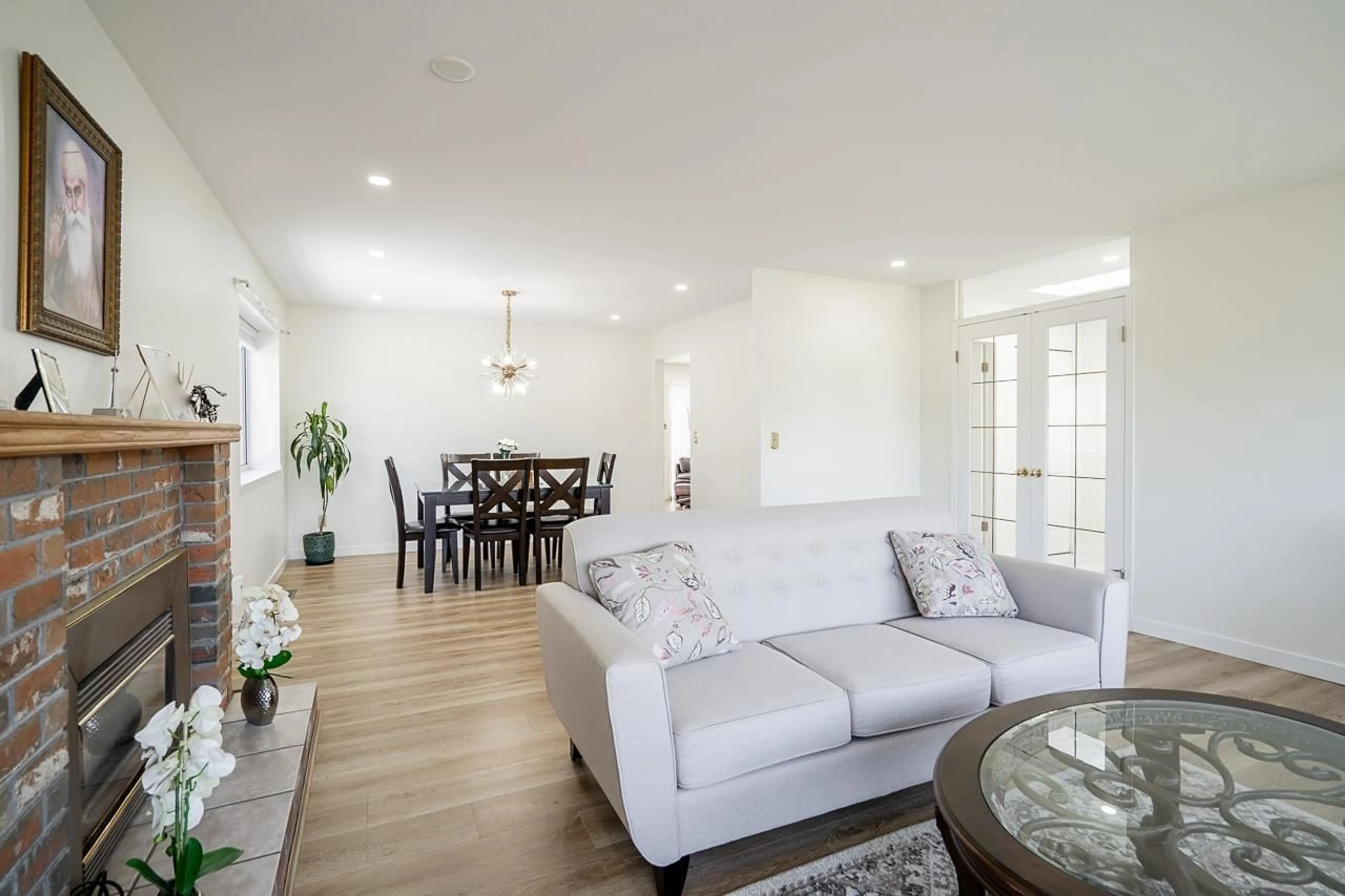 Living room with furniture, unknown for 16158 16A, Surrey British Columbia V4A9J9
