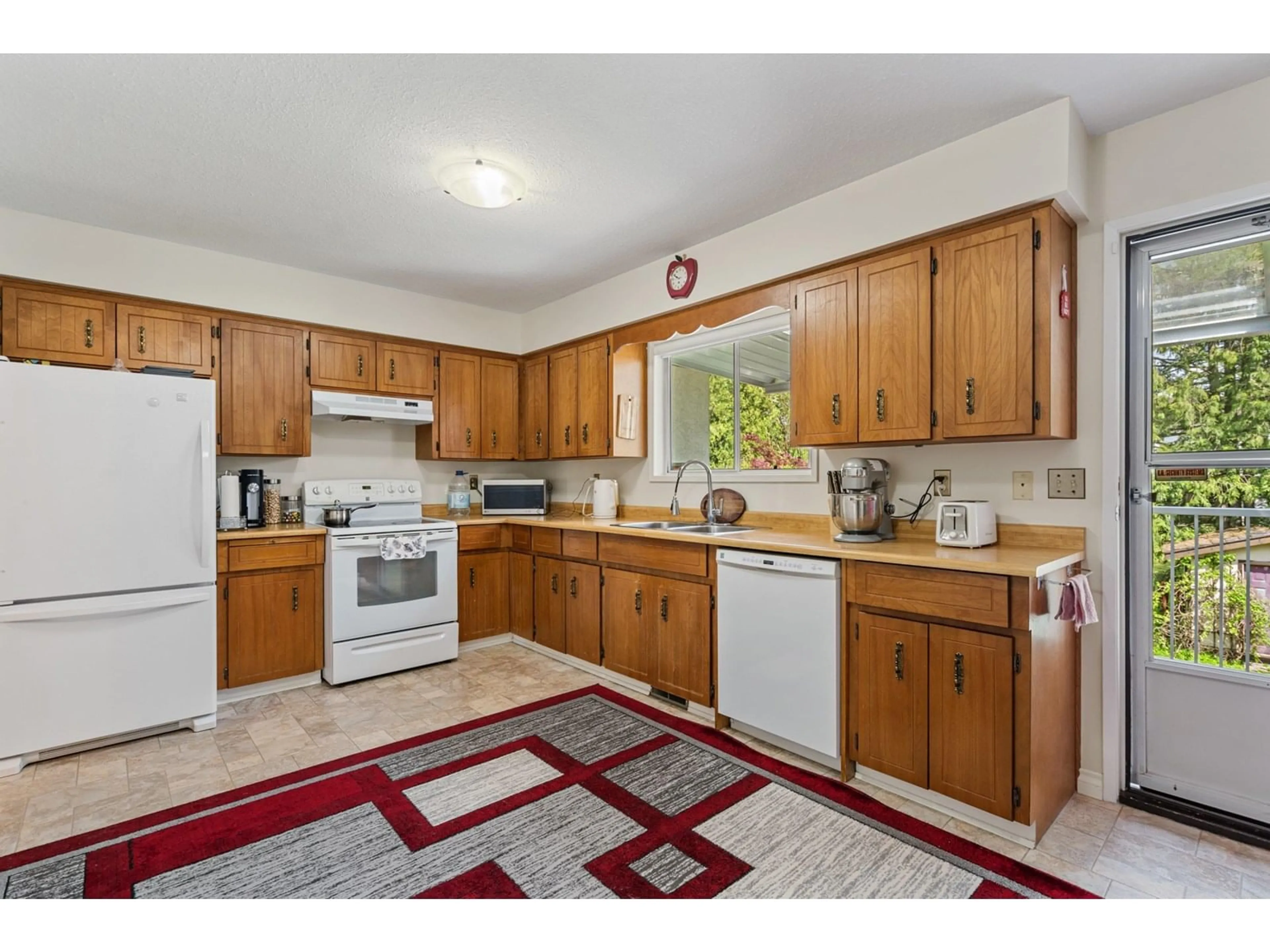 Standard kitchen, ceramic/tile floor for 2542 SPRINGHILL, Abbotsford British Columbia V2T3V7