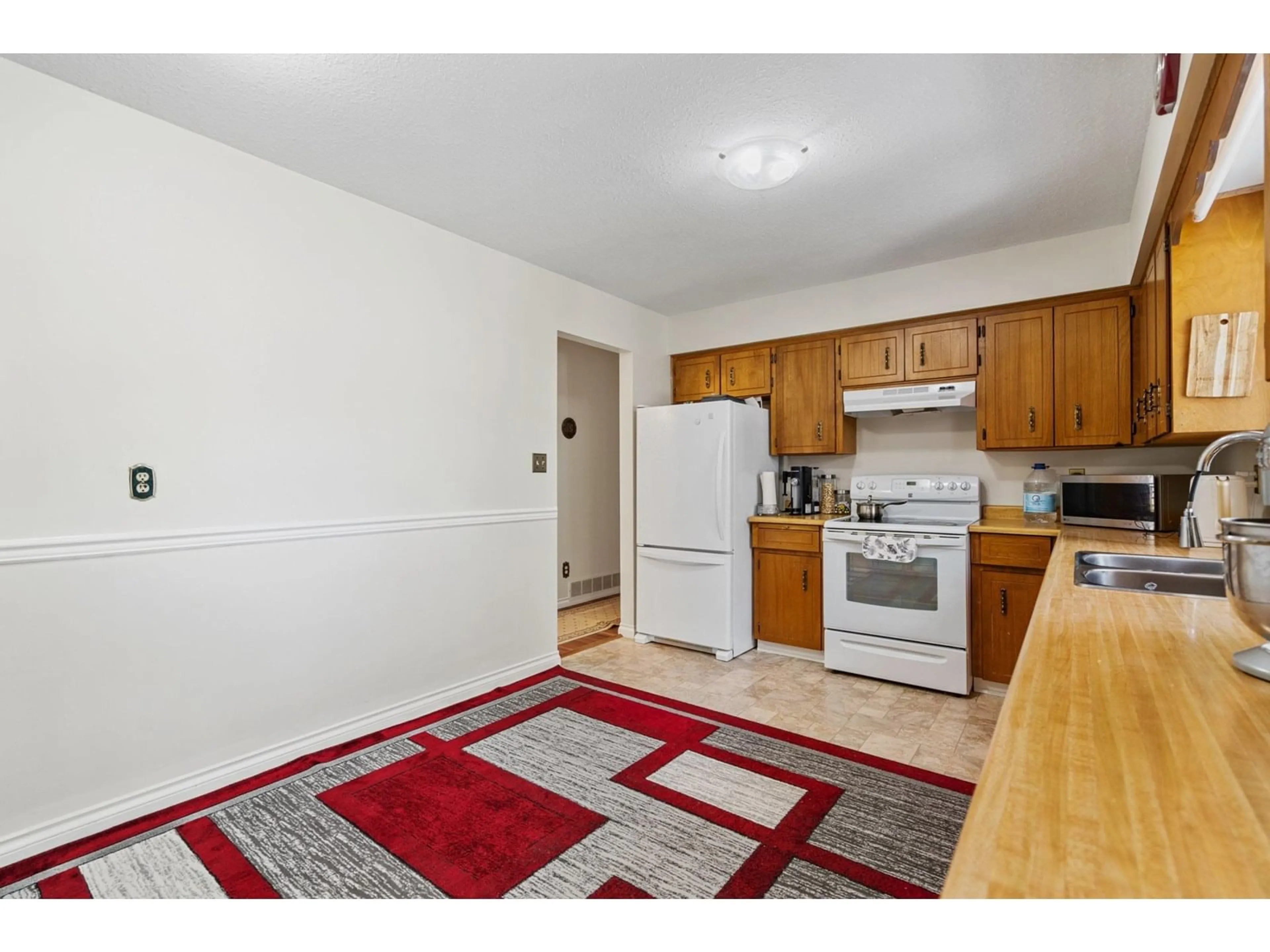 Standard kitchen, unknown for 2542 SPRINGHILL, Abbotsford British Columbia V2T3V7