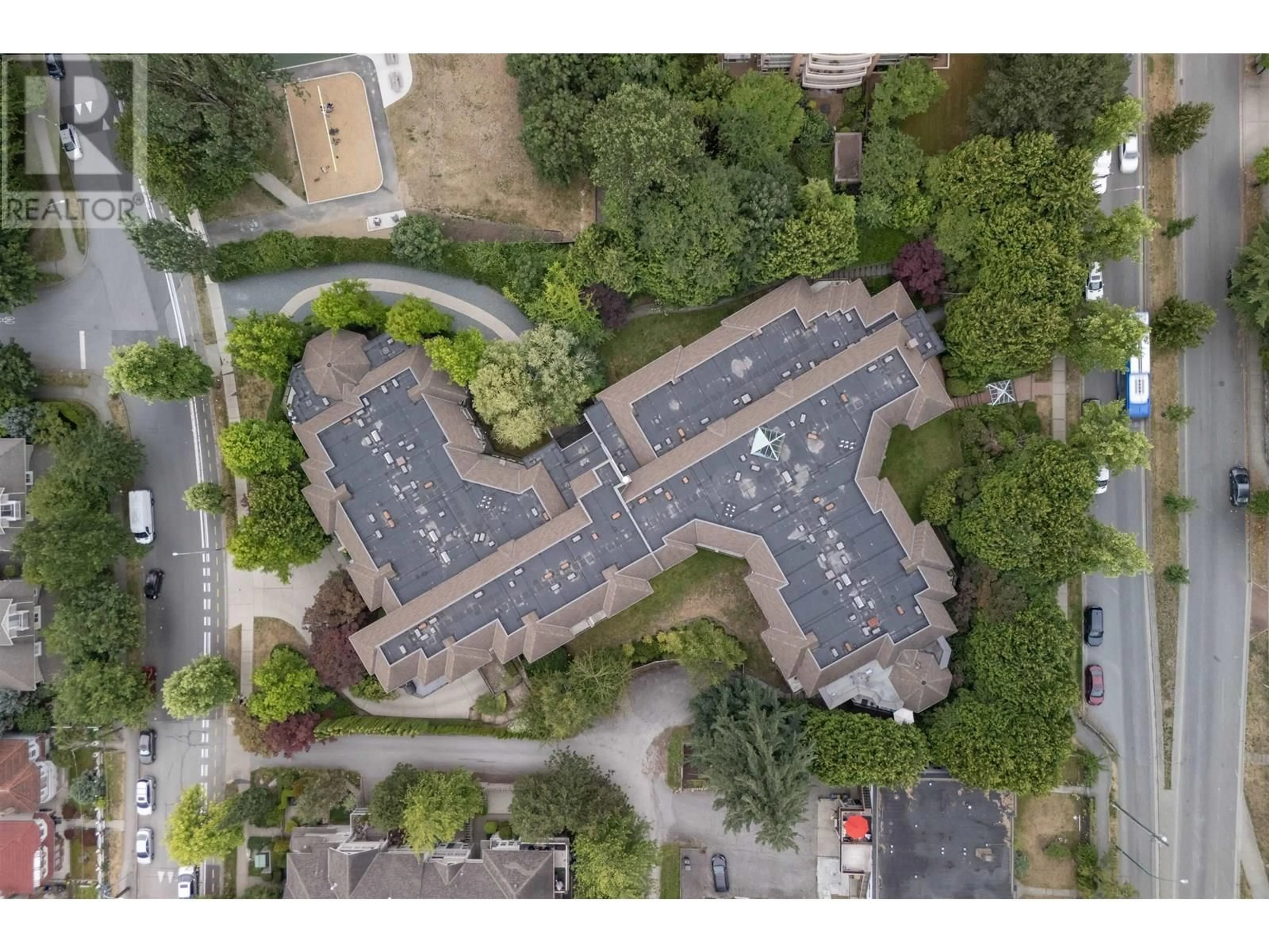 A pic from outside/outdoor area/front of a property/back of a property/a pic from drone, unknown for 320 - 7139 18TH AVENUE, Burnaby British Columbia V3N4Z3