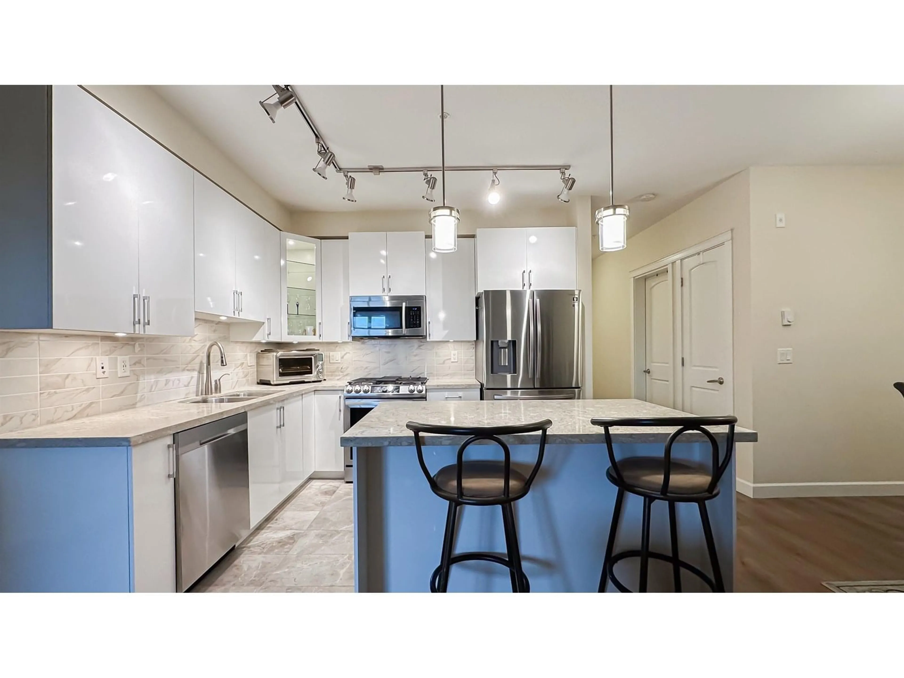 Open concept kitchen, ceramic/tile floor for 407 - 8526 202B, Langley British Columbia V2Y3L3