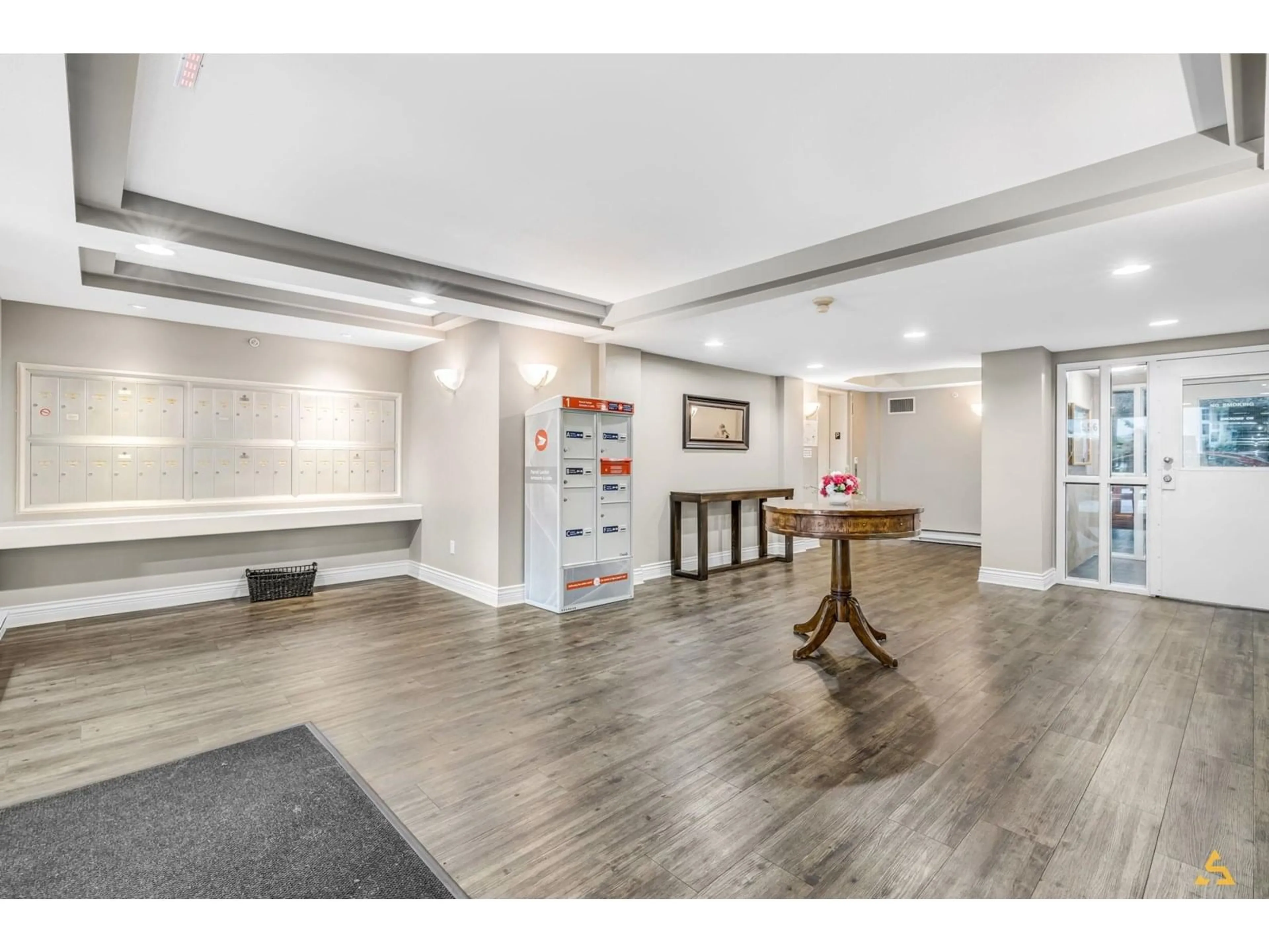 Indoor foyer for 201 - 5568 201A, Langley British Columbia V3A8K5