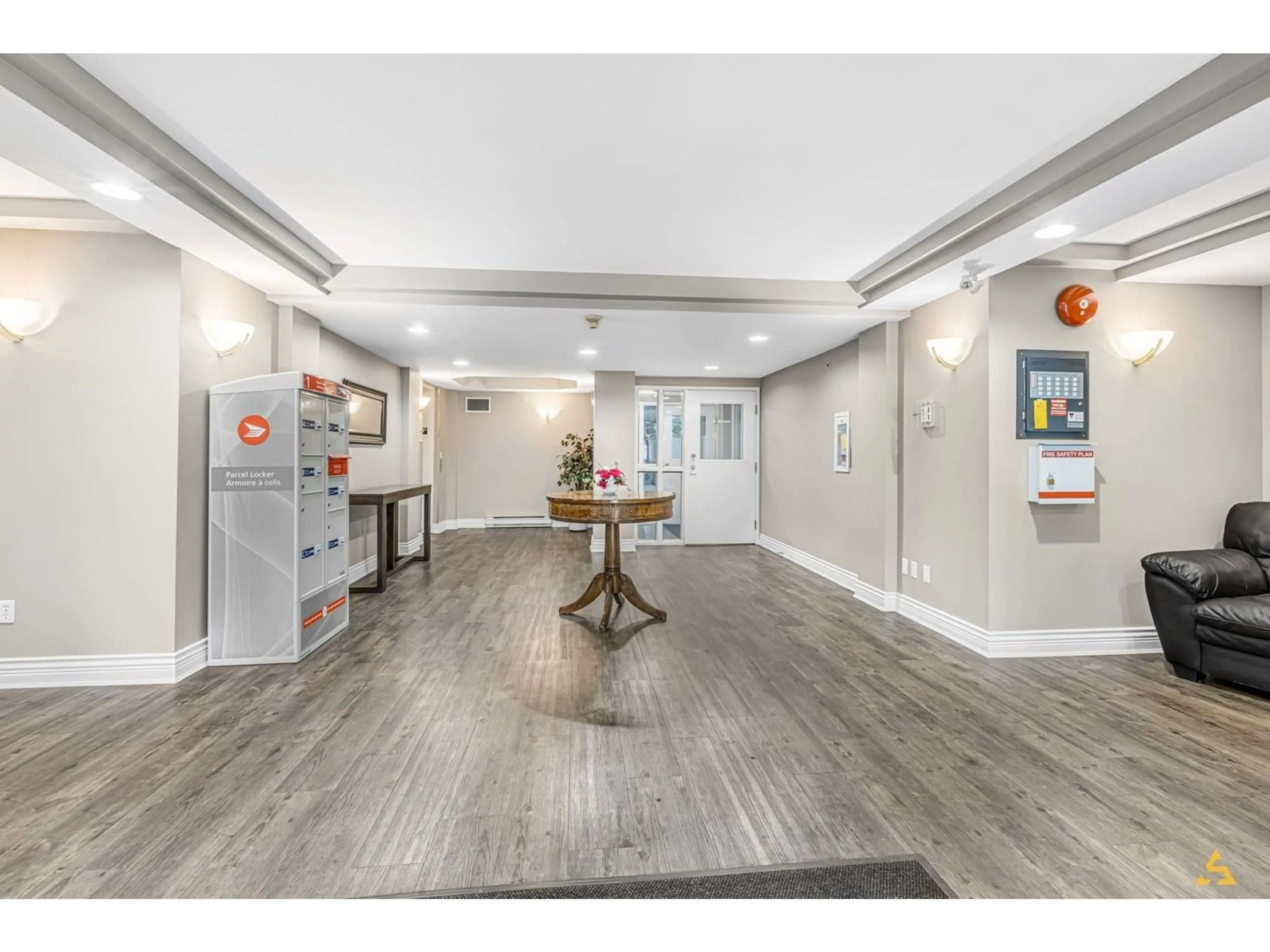 Indoor foyer for 201 - 5568 201A, Langley British Columbia V3A8K5