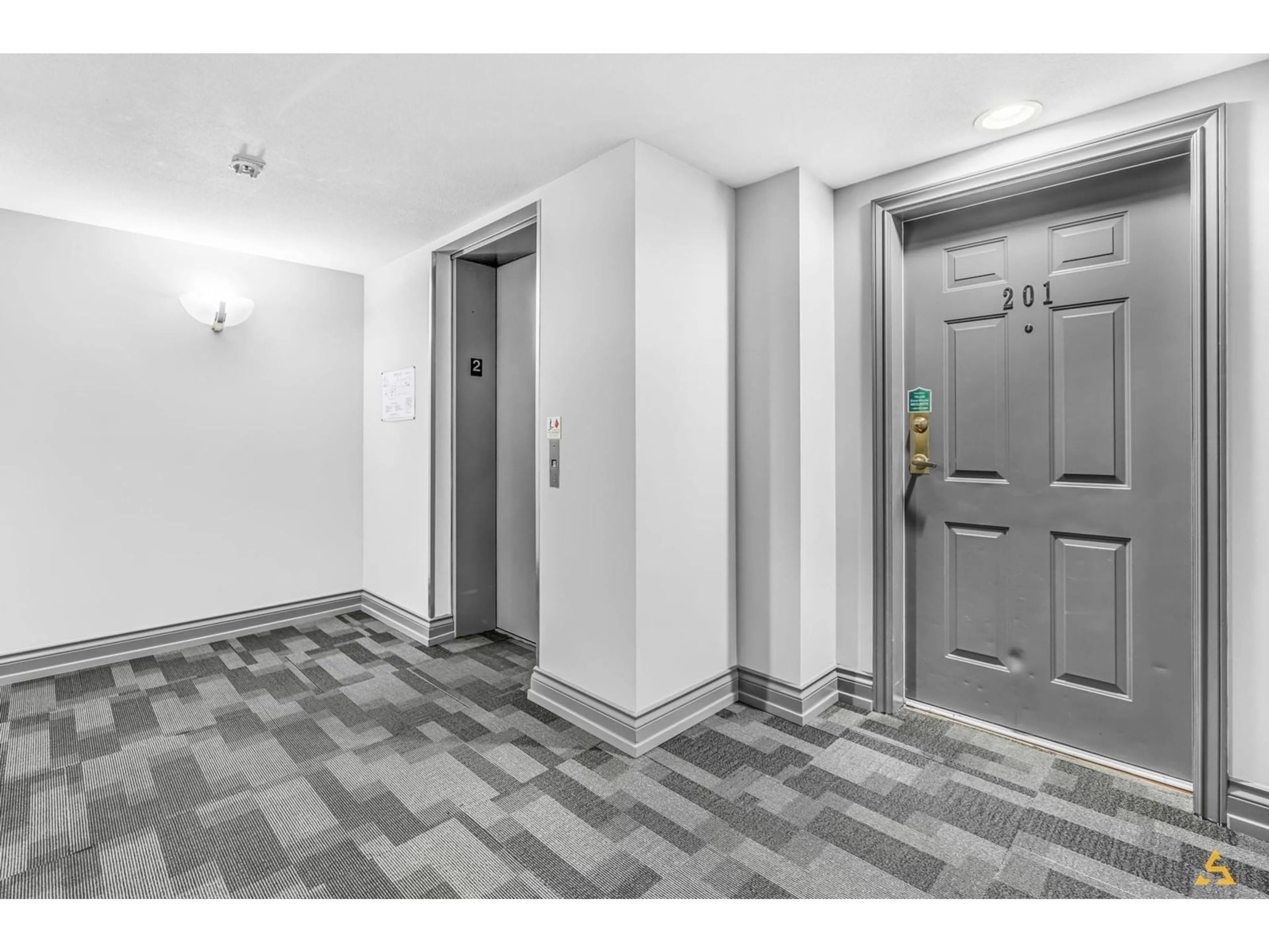 Indoor foyer for 201 - 5568 201A, Langley British Columbia V3A8K5