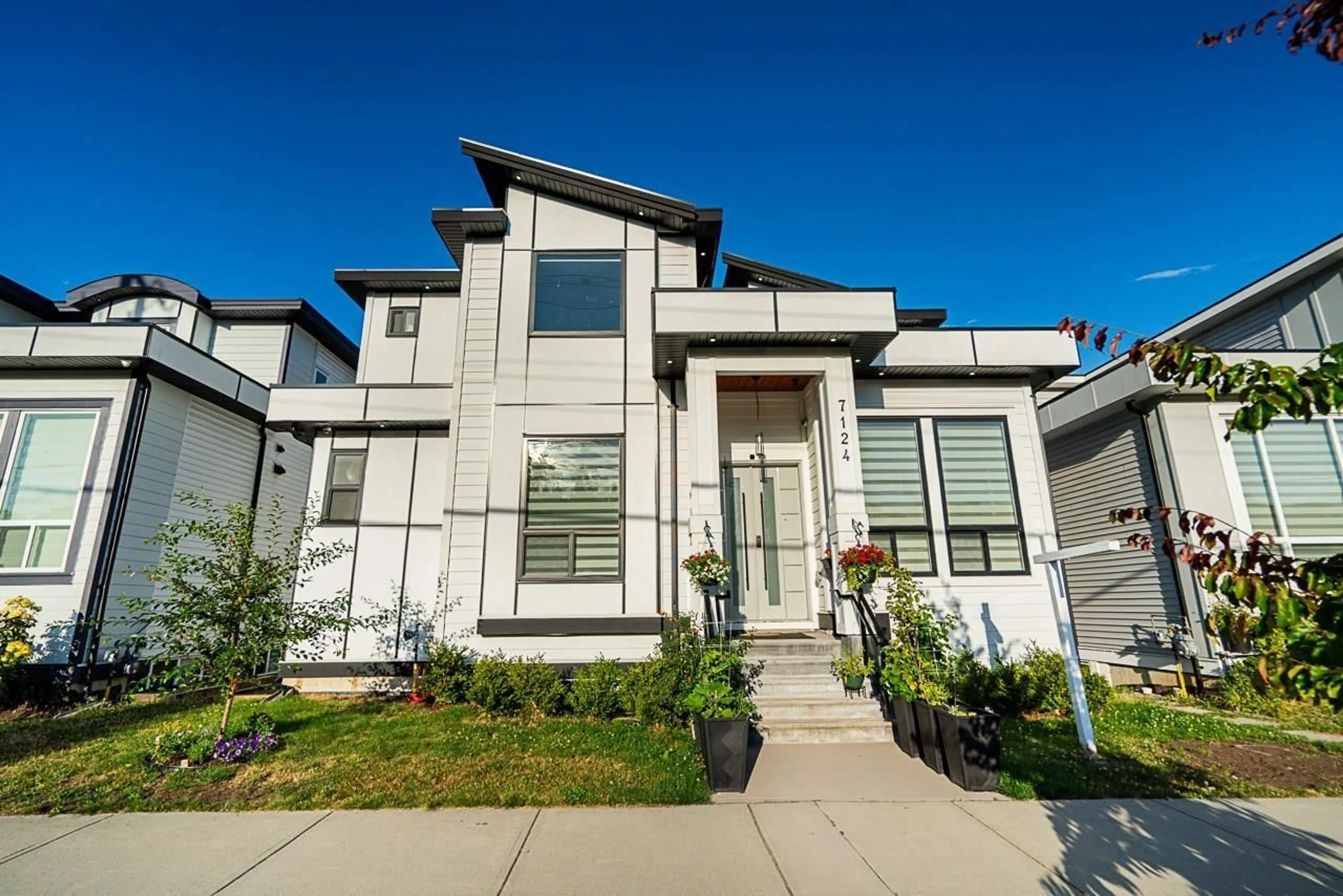 Home with vinyl exterior material, street for 7124 192, Surrey British Columbia V4N6V1