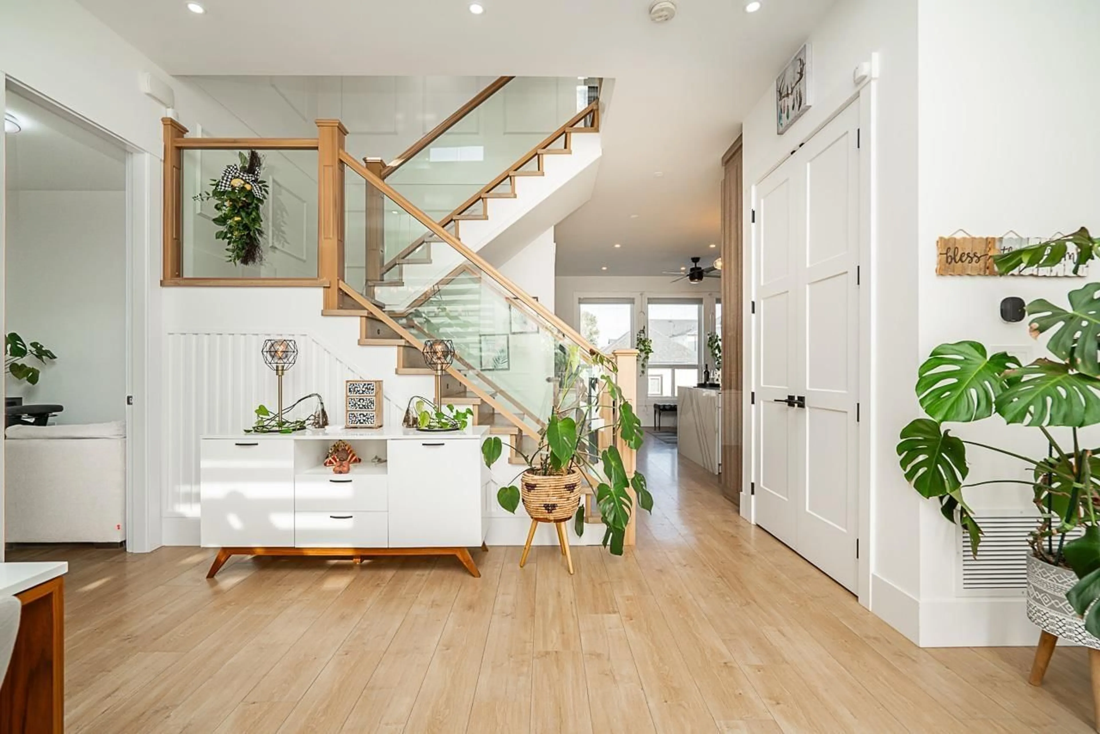 Indoor entryway for 7124 192, Surrey British Columbia V4N6V1
