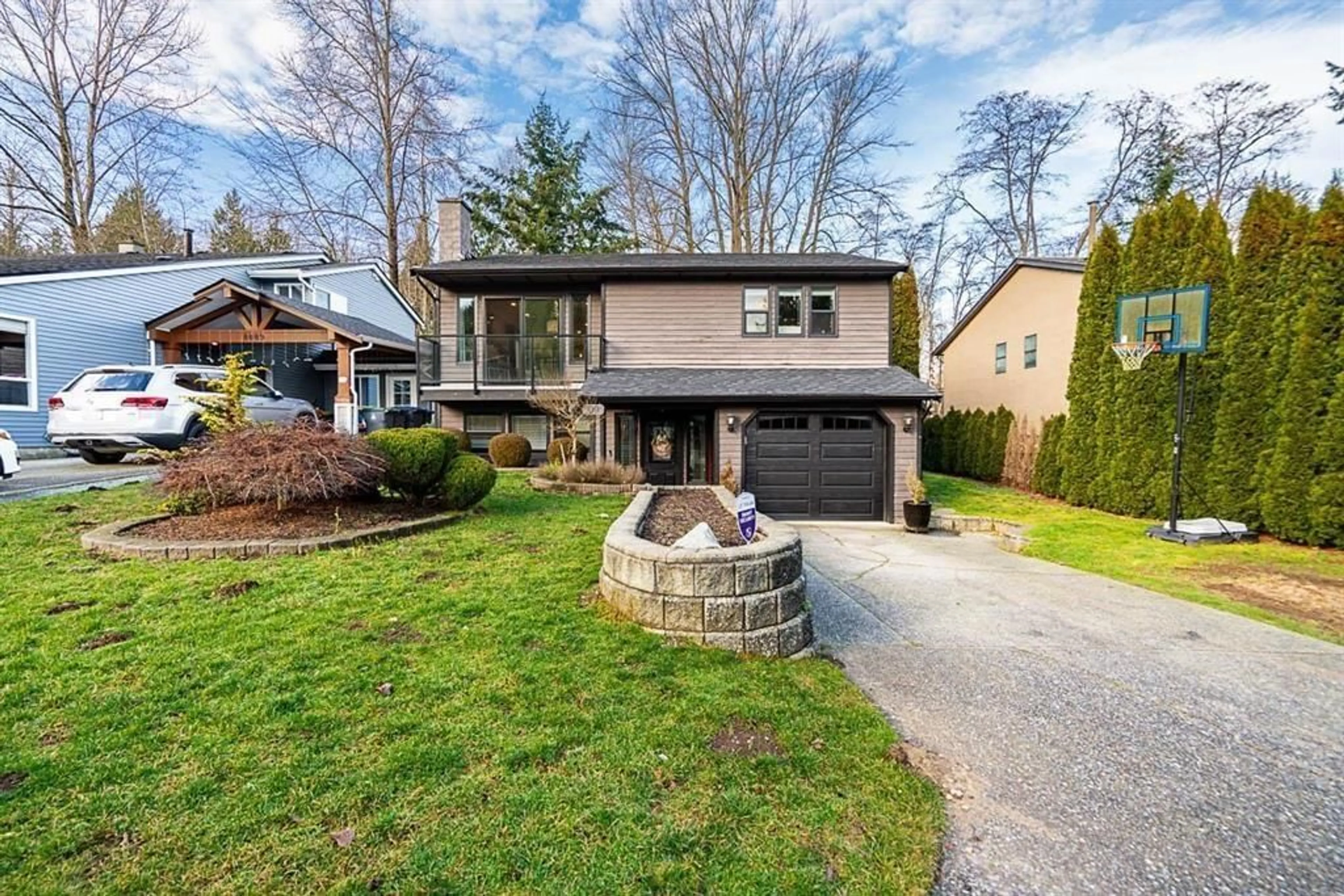 Home with vinyl exterior material, street for 8095 138, Surrey British Columbia V3W8M3