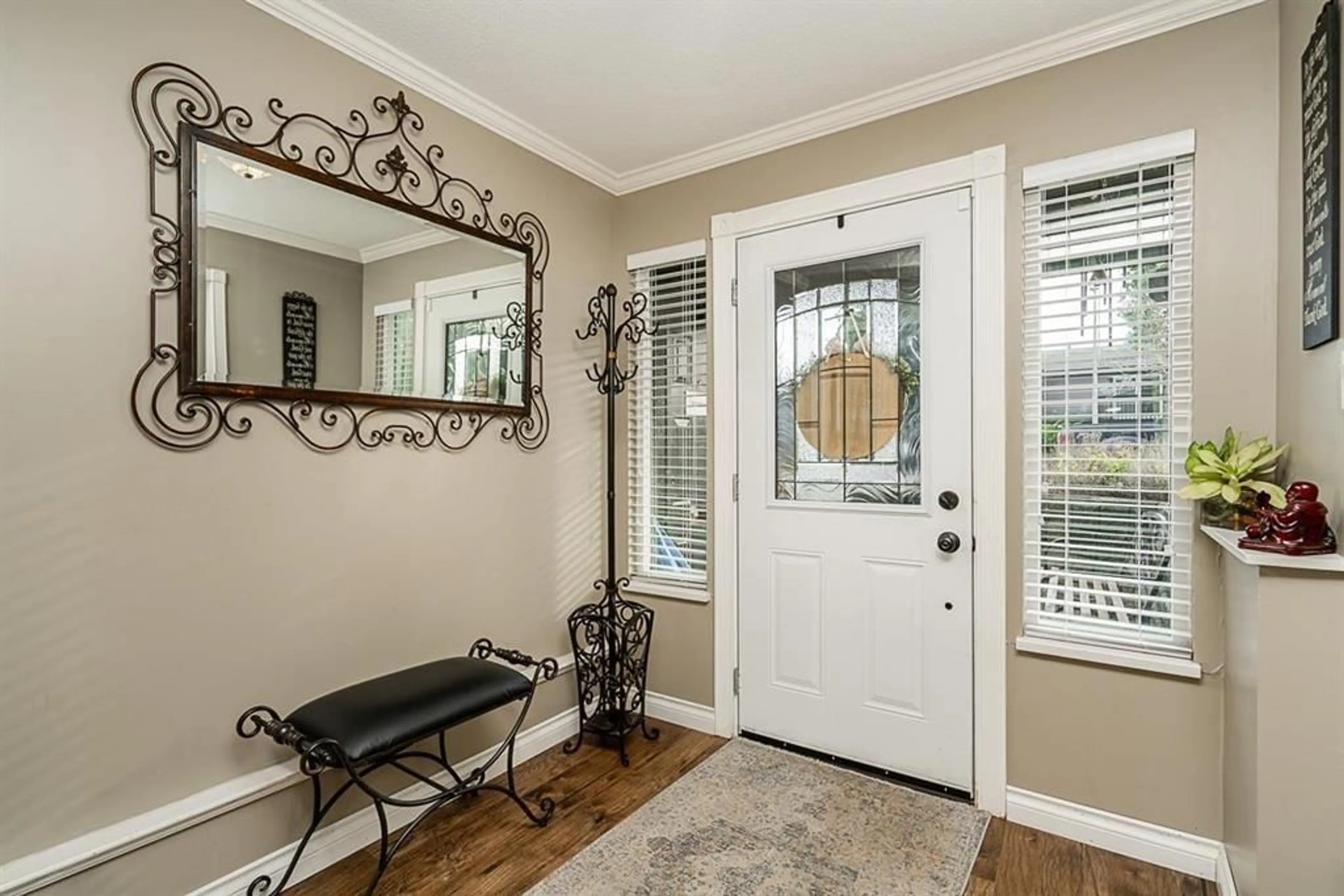 Indoor entryway for 8095 138, Surrey British Columbia V3W8M3