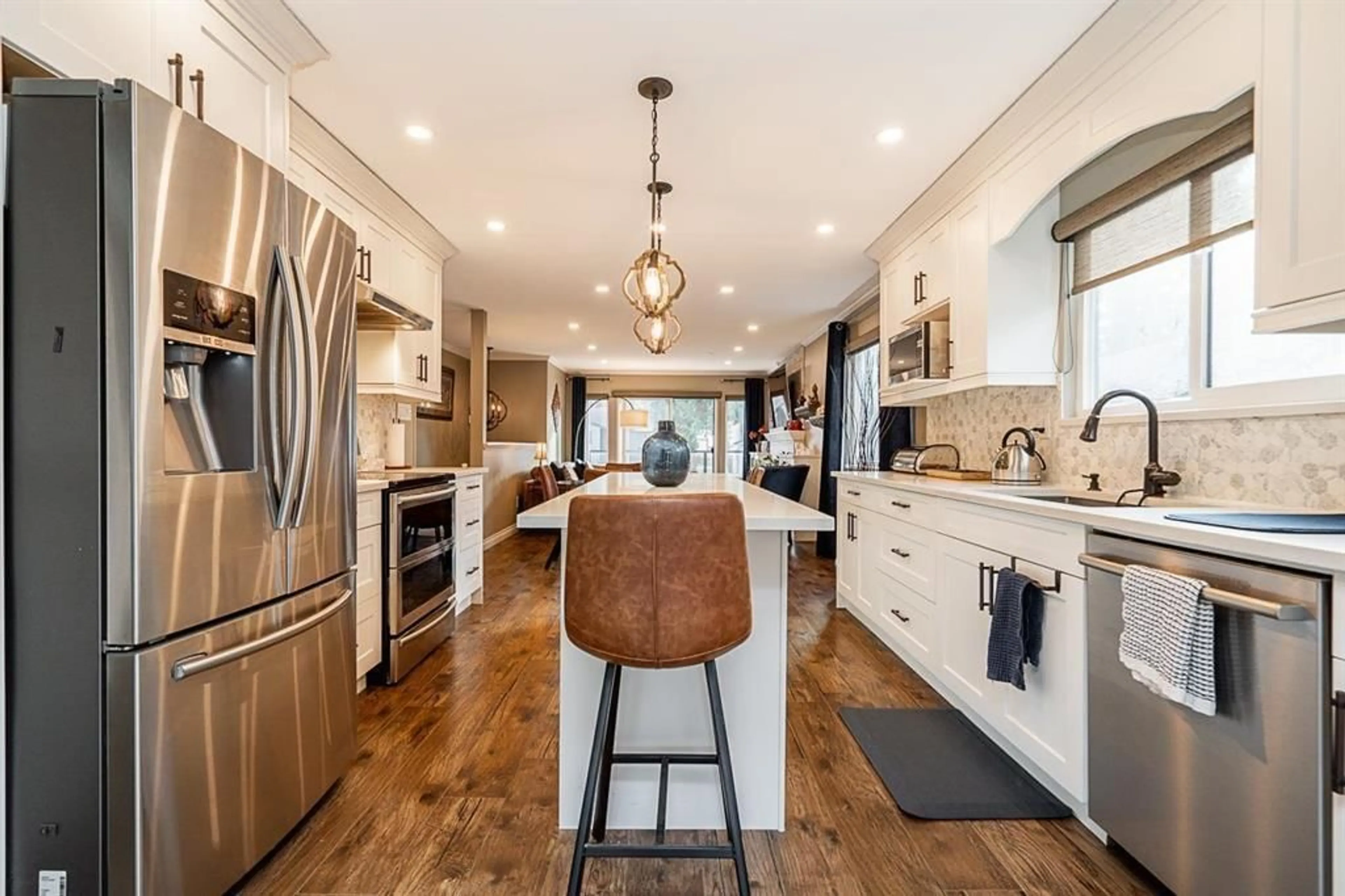 Open concept kitchen, unknown for 8095 138, Surrey British Columbia V3W8M3