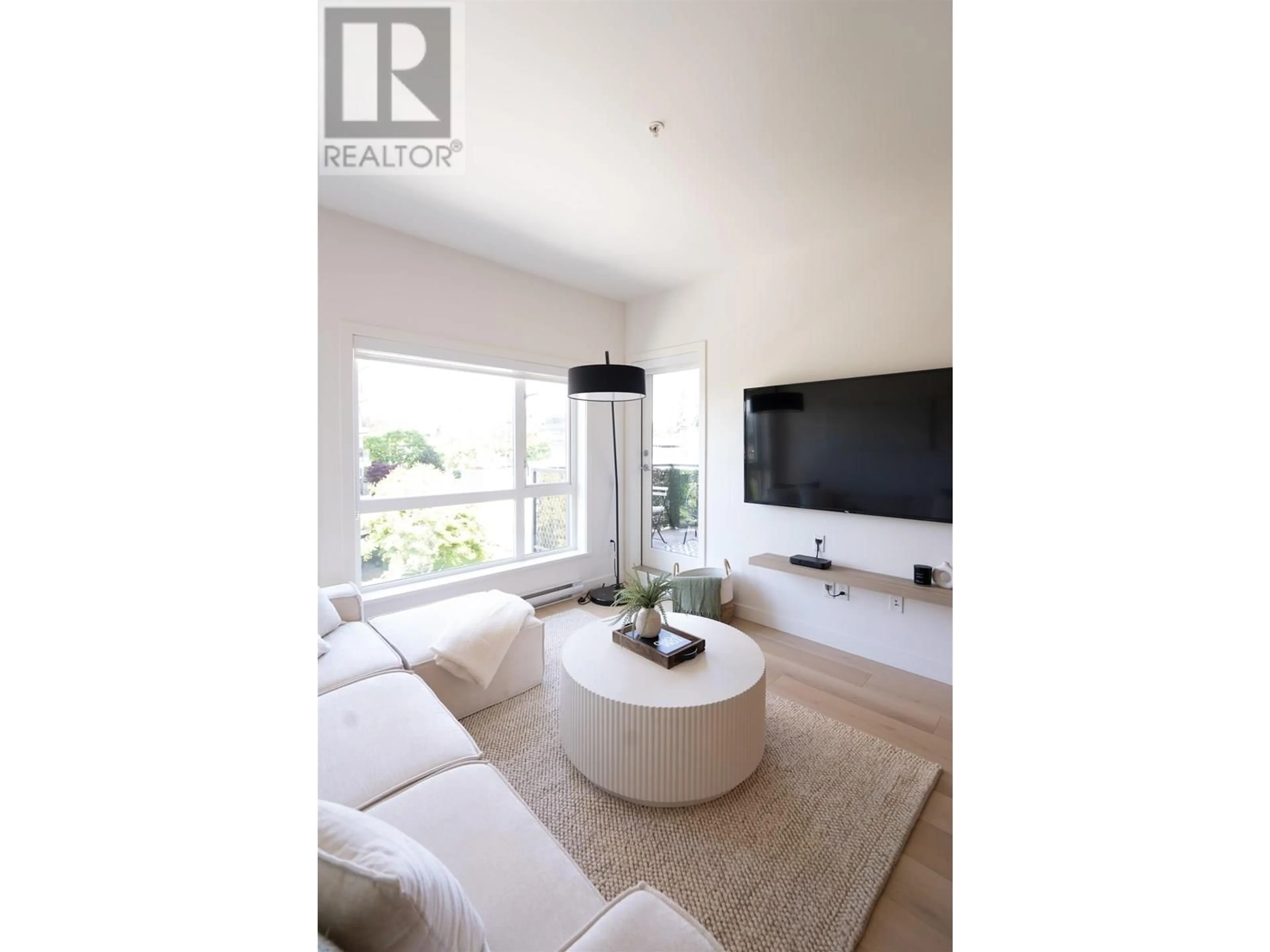 Living room with furniture, wood/laminate floor for 400 - 610 BRANTFORD STREET, New Westminster British Columbia V3M1W7