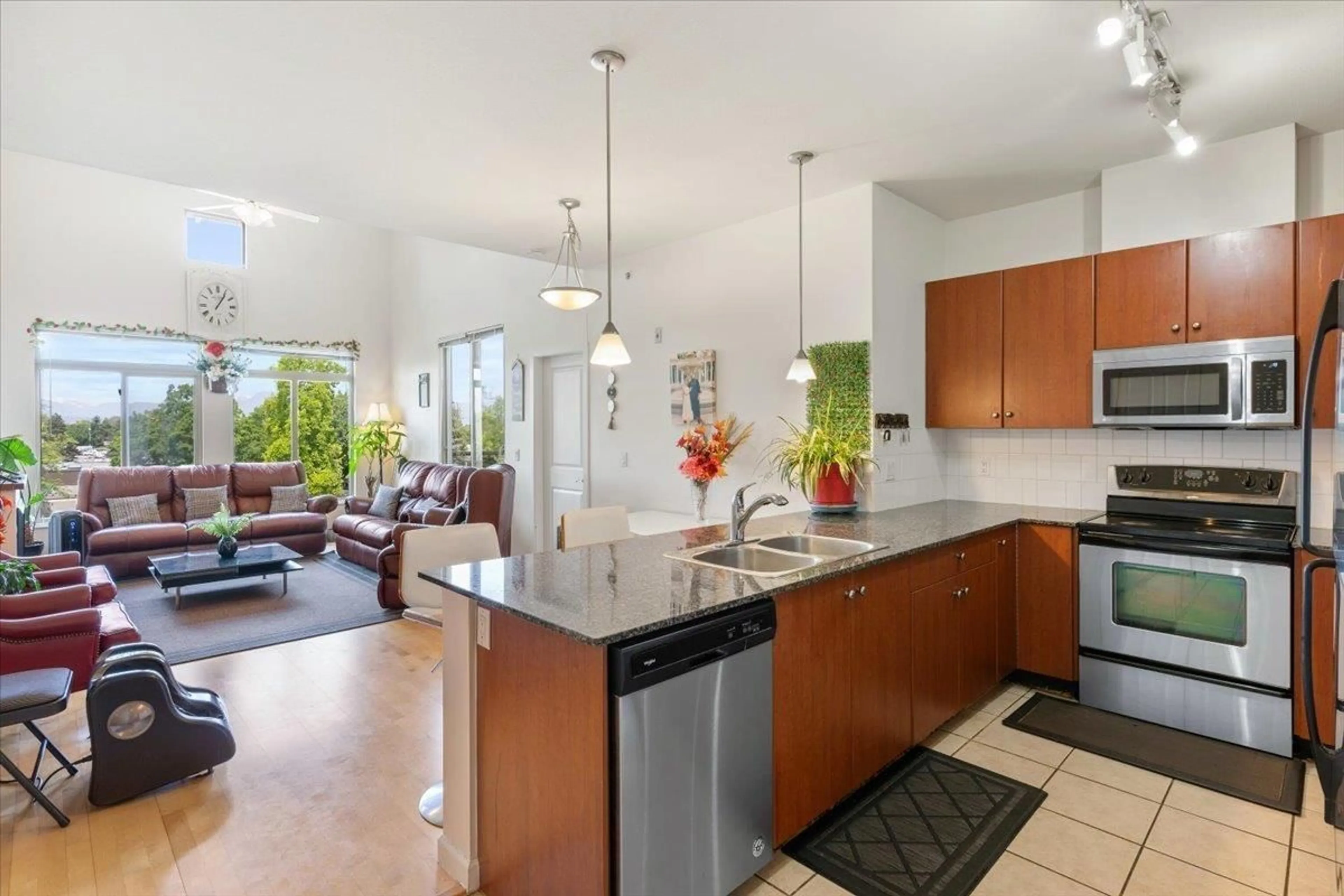 Open concept kitchen, ceramic/tile floor for 415 - 10180 153, Surrey British Columbia V3R0B5