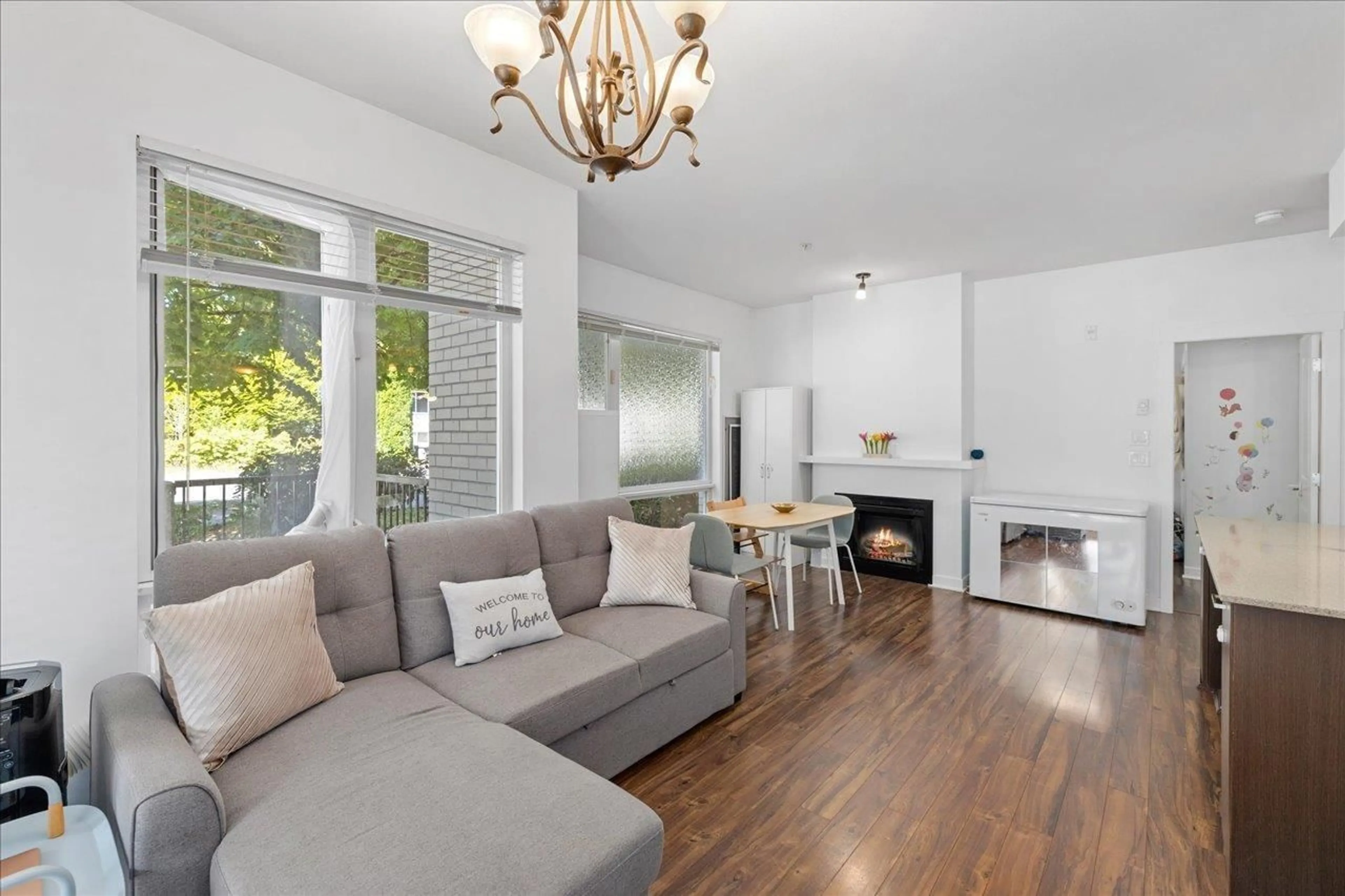 Living room with furniture, wood/laminate floor for 130 - 13321 102A, Surrey British Columbia V3T1P6