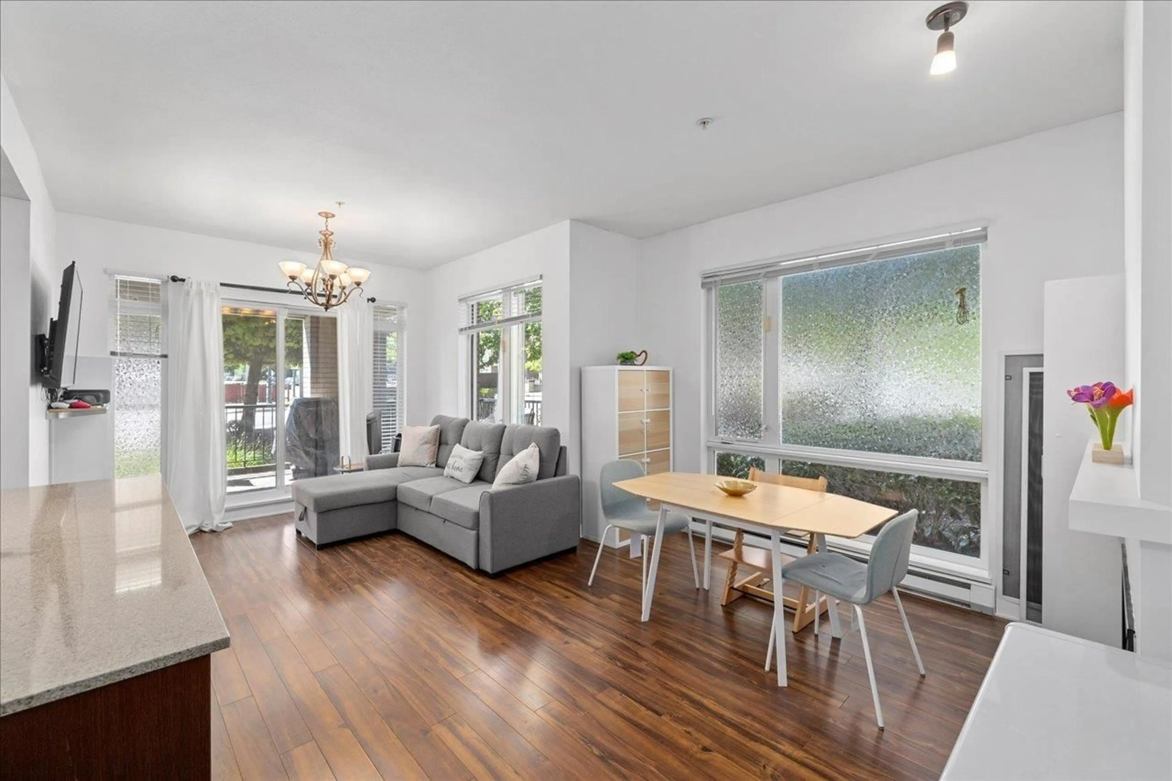 Living room with furniture, wood/laminate floor for 130 - 13321 102A, Surrey British Columbia V3T1P6