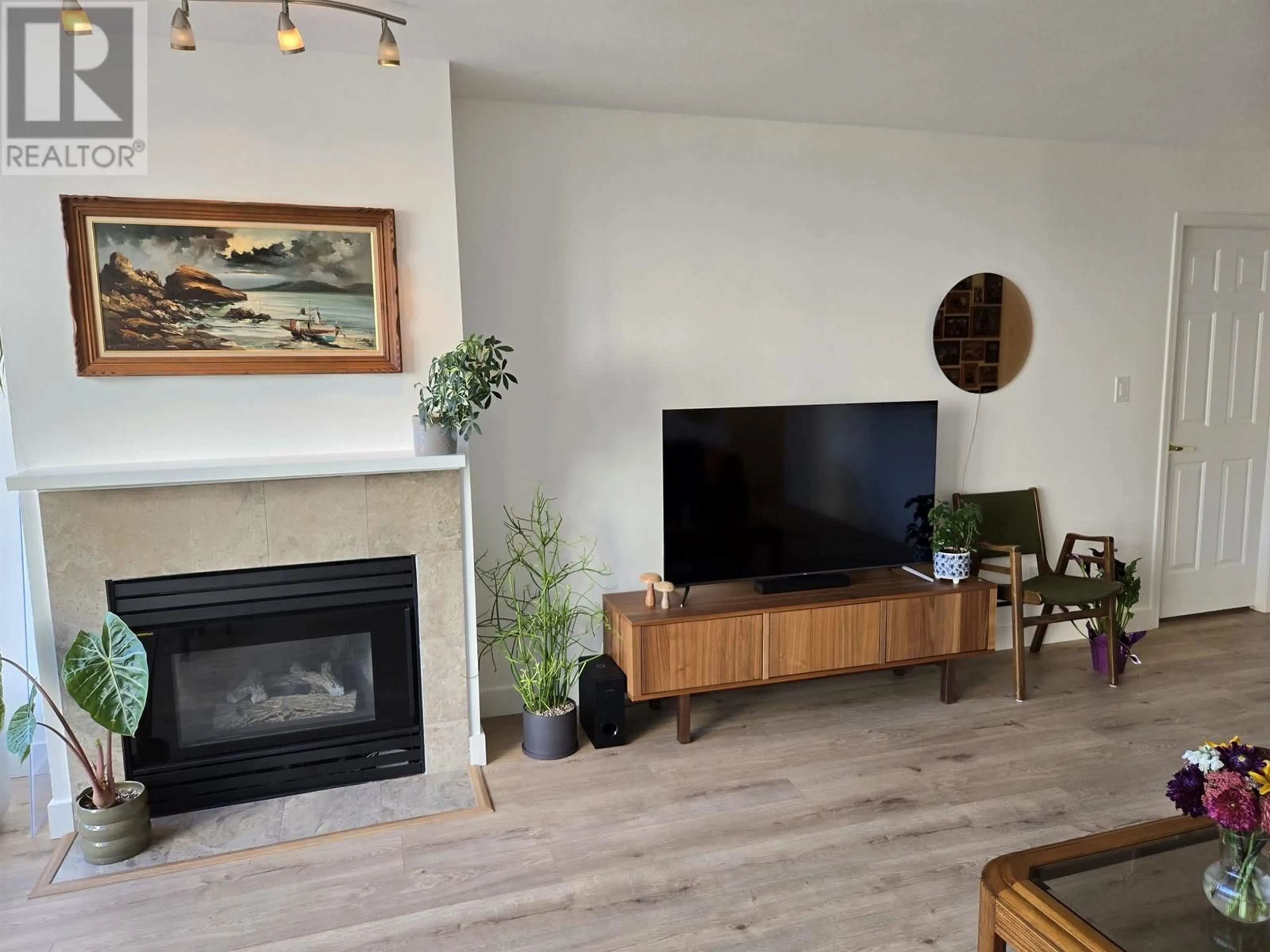 Living room with furniture, wood/laminate floor for 201 - 9603 MANCHESTER DRIVE, Burnaby British Columbia V3N4Y7