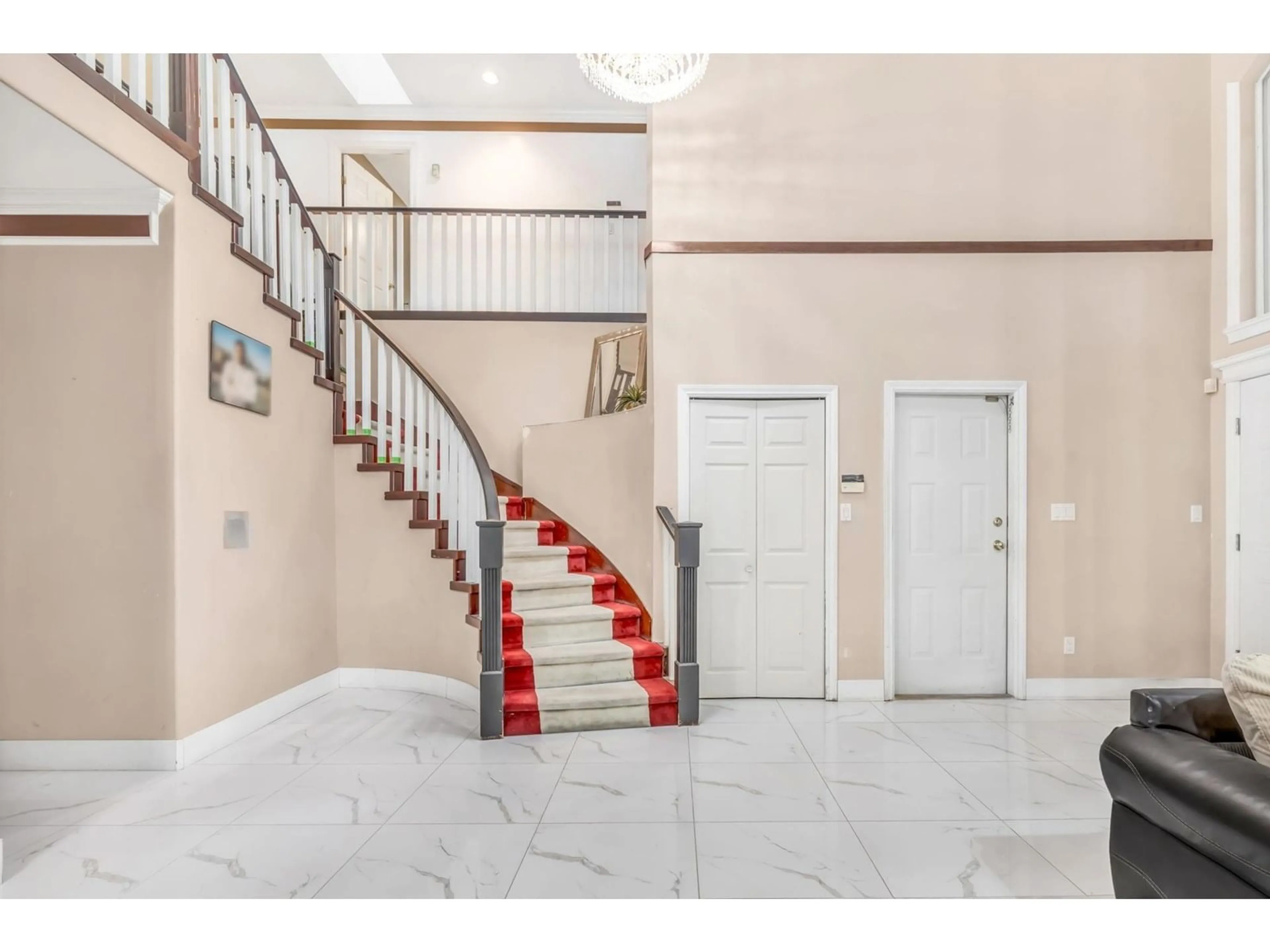 Indoor foyer for 9534 124, Surrey British Columbia V3V4S4