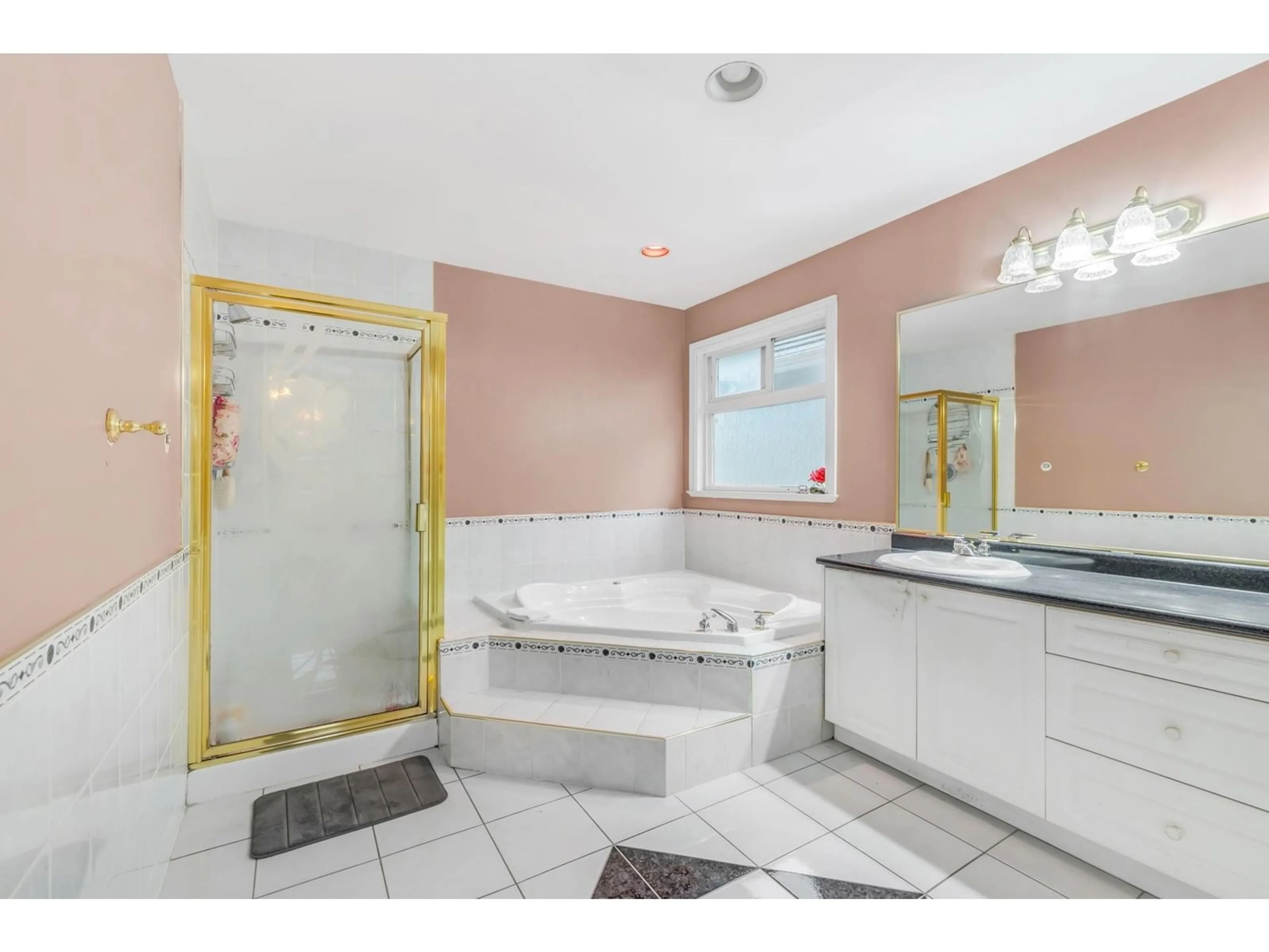 Standard bathroom, ceramic/tile floor for 9534 124, Surrey British Columbia V3V4S4