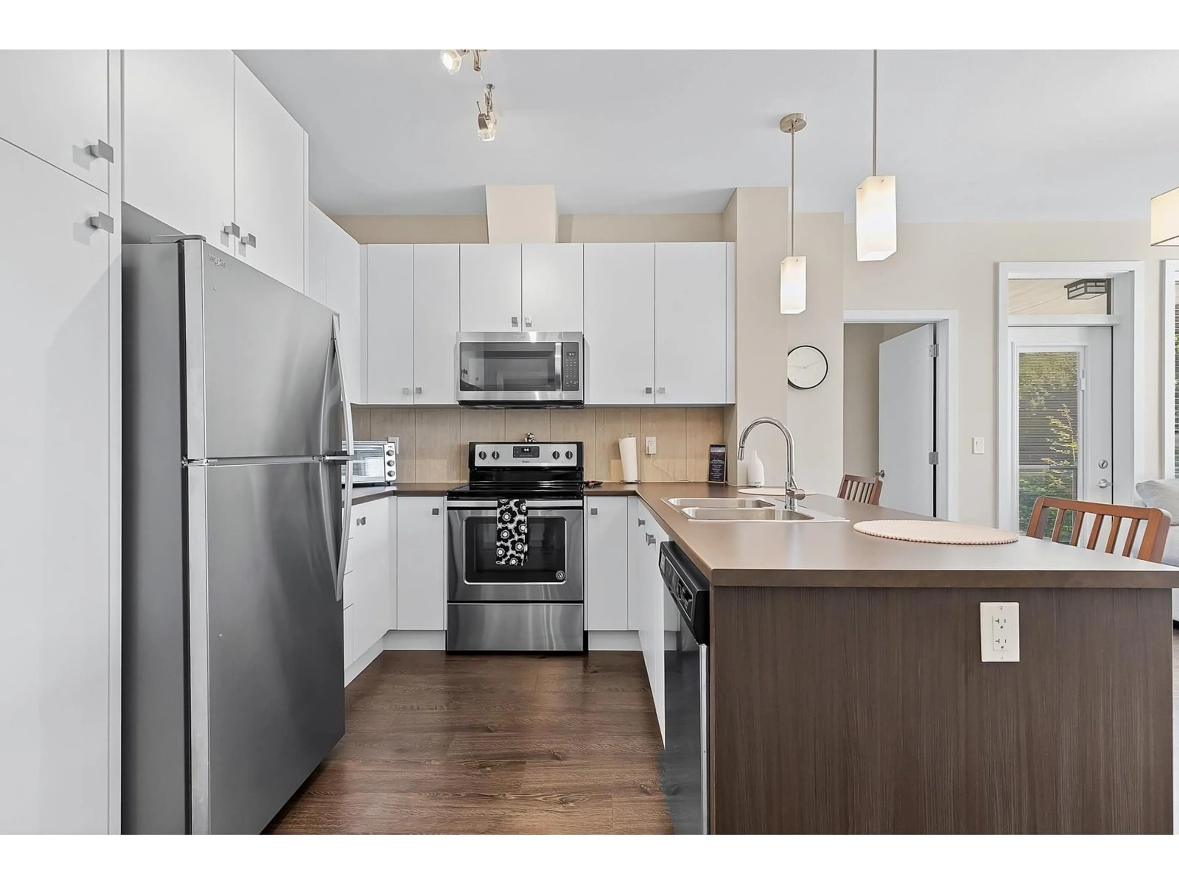 Open concept kitchen, wood/laminate floor for 411 - 1948 NORTH PARALLEL, Abbotsford British Columbia V3G3C6