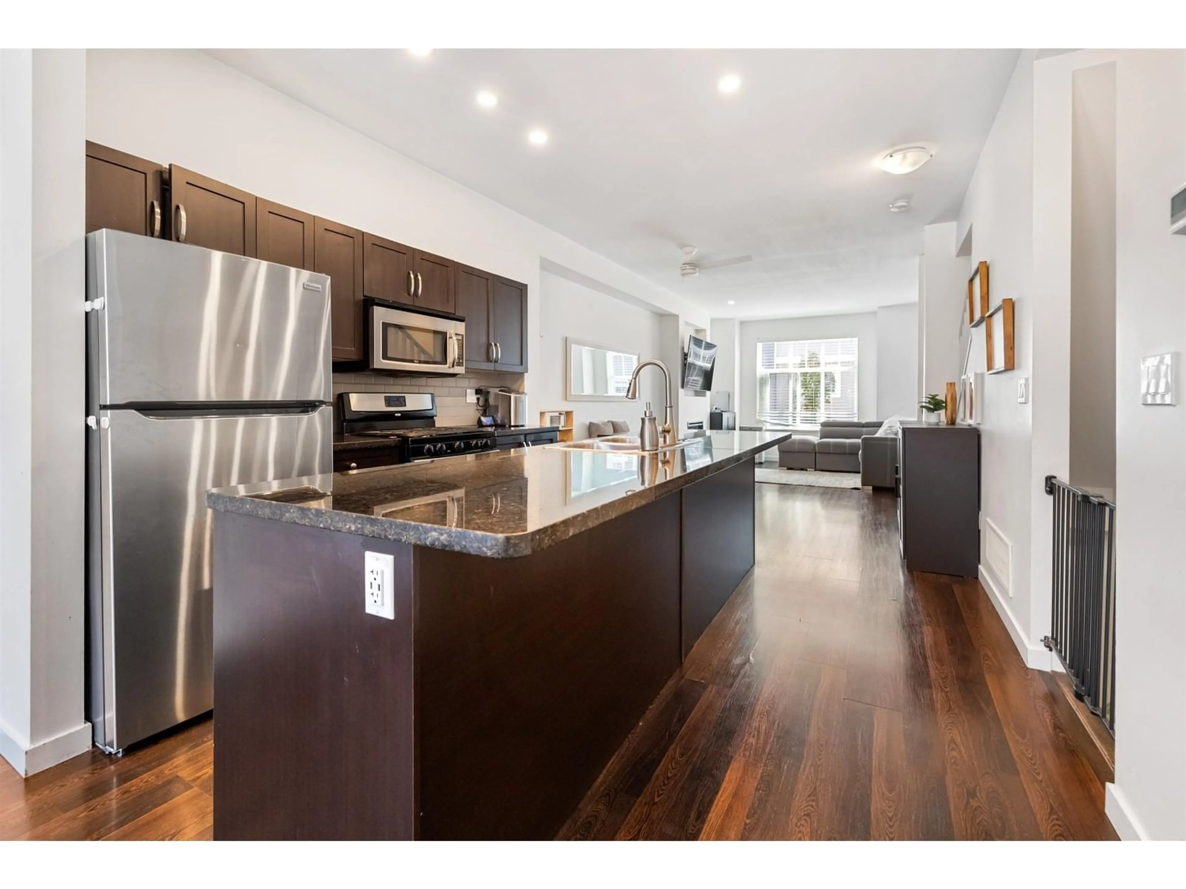 Open concept kitchen, wood/laminate floor for 5 - 6956 193, Surrey British Columbia V4N6E7