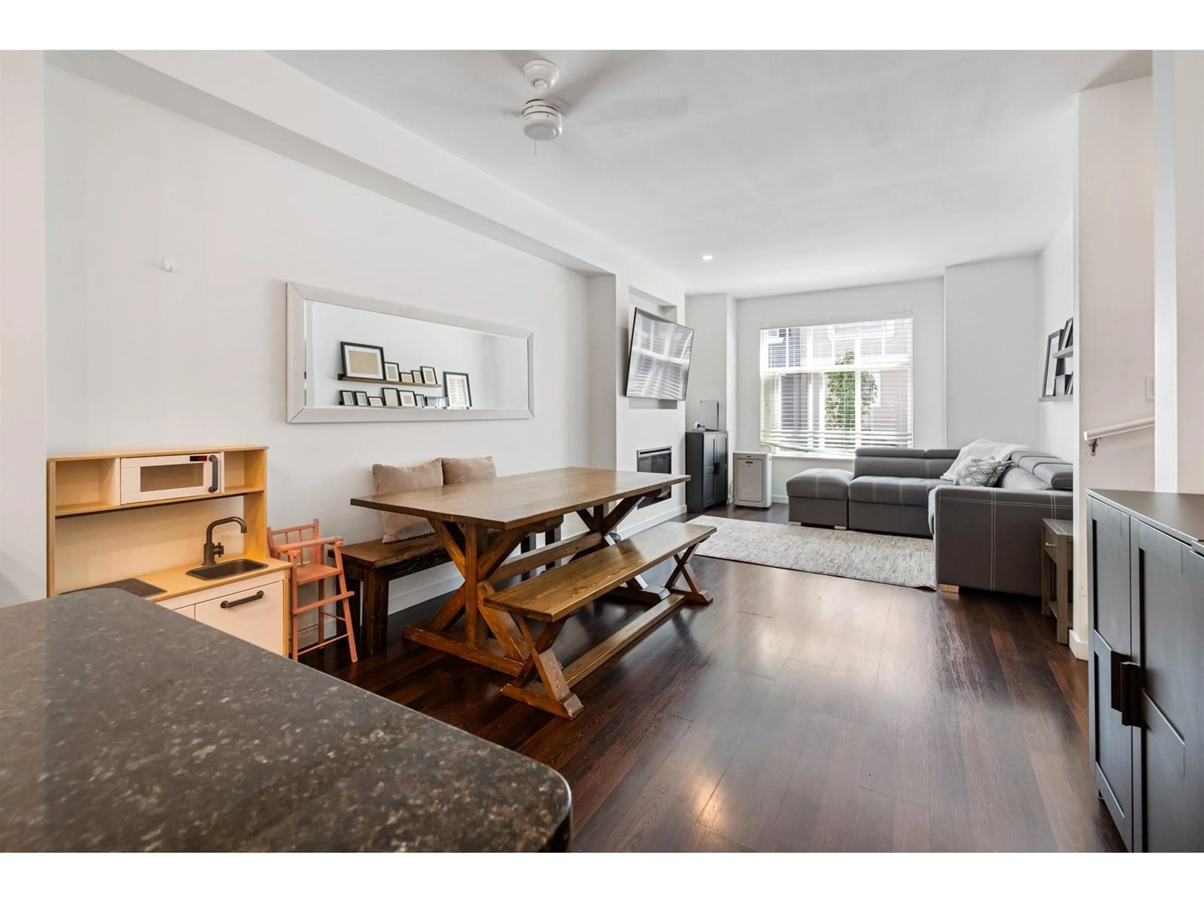 Living room with furniture, wood/laminate floor for 5 - 6956 193, Surrey British Columbia V4N6E7