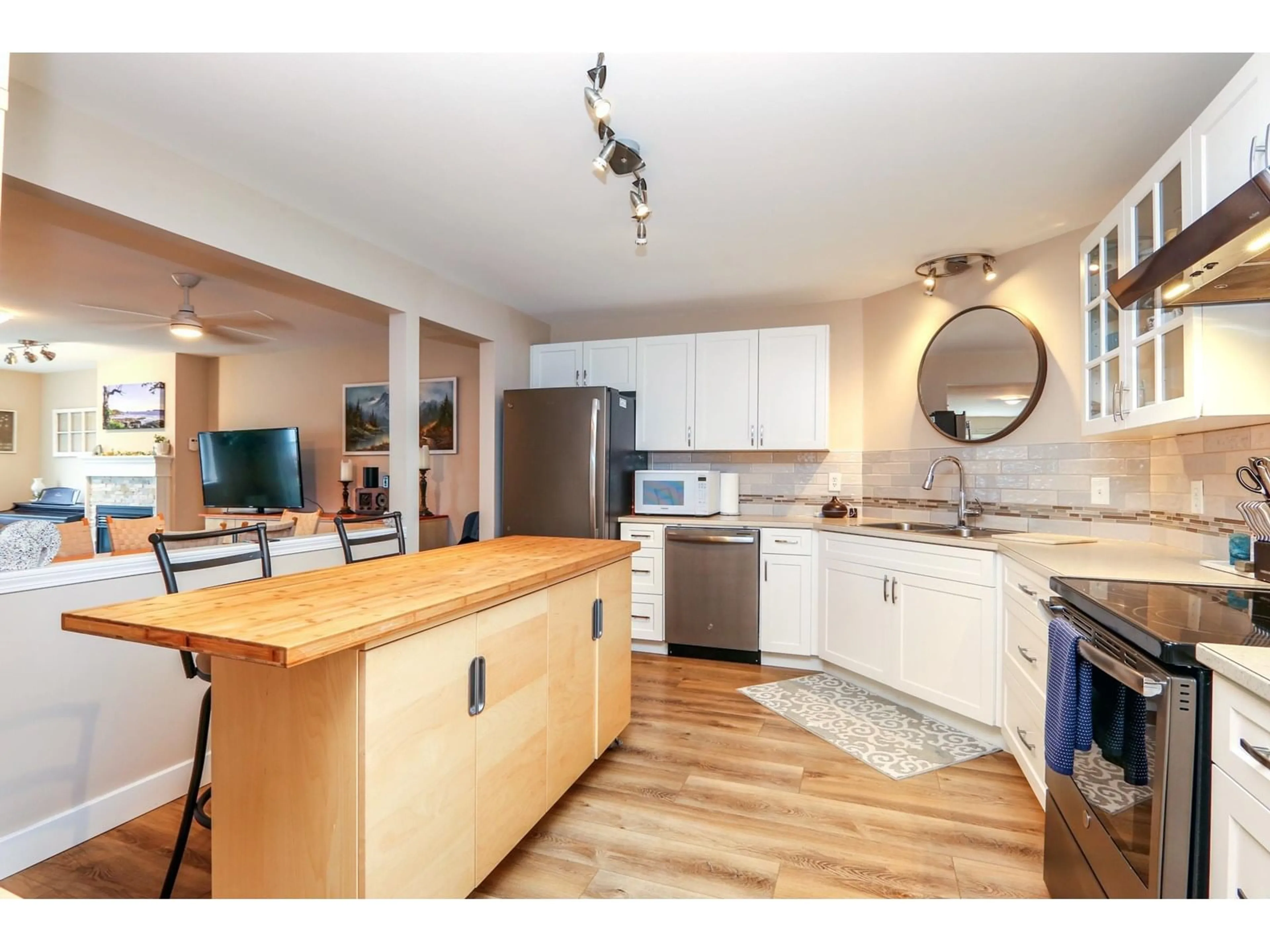 Open concept kitchen, wood/laminate floor for 208 - 45660 KNIGHT ROAD, Chilliwack British Columbia V2R2X4