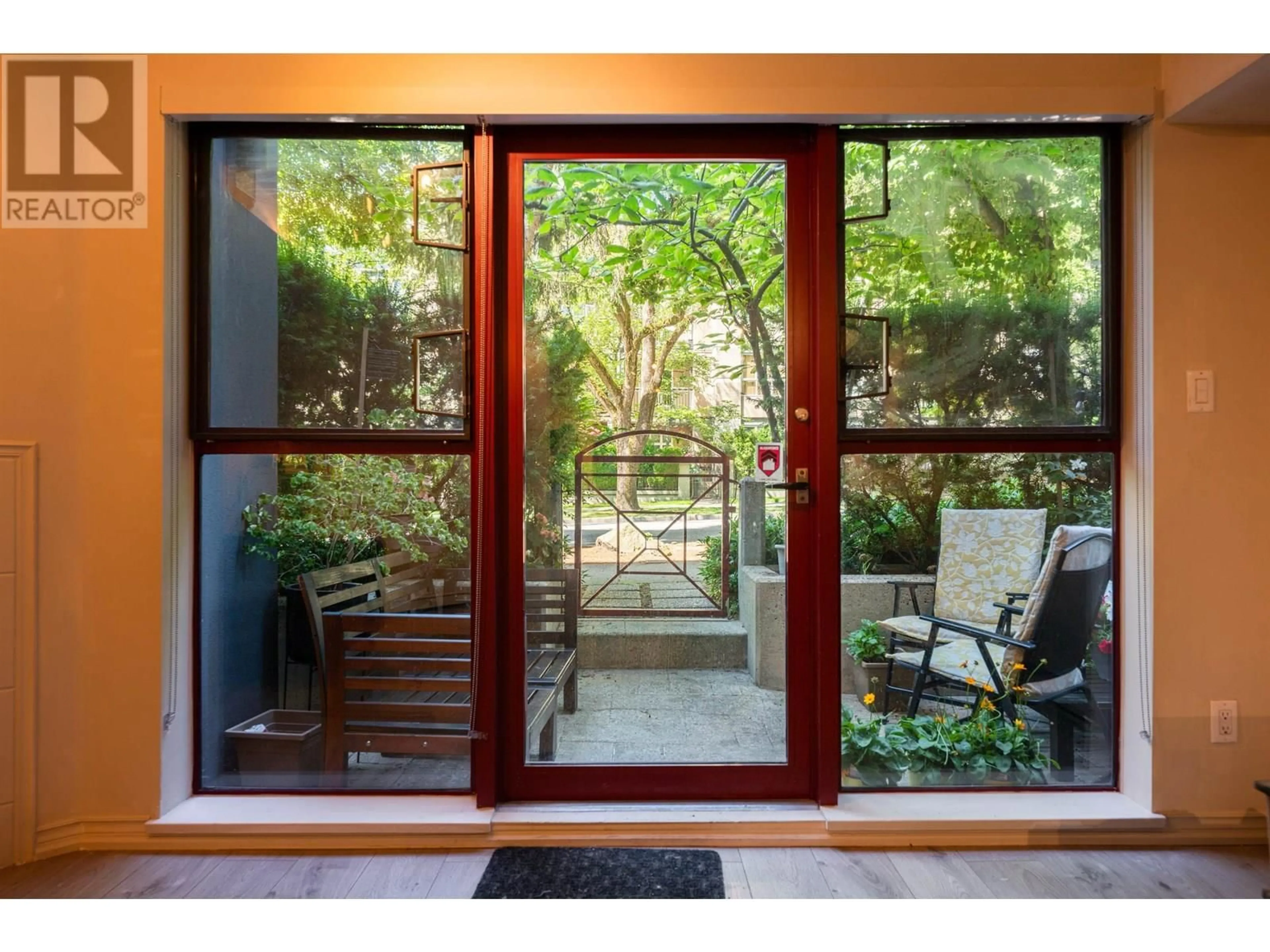 Indoor entryway for 102 - 2140 12TH AVENUE, Vancouver British Columbia V6K2N2