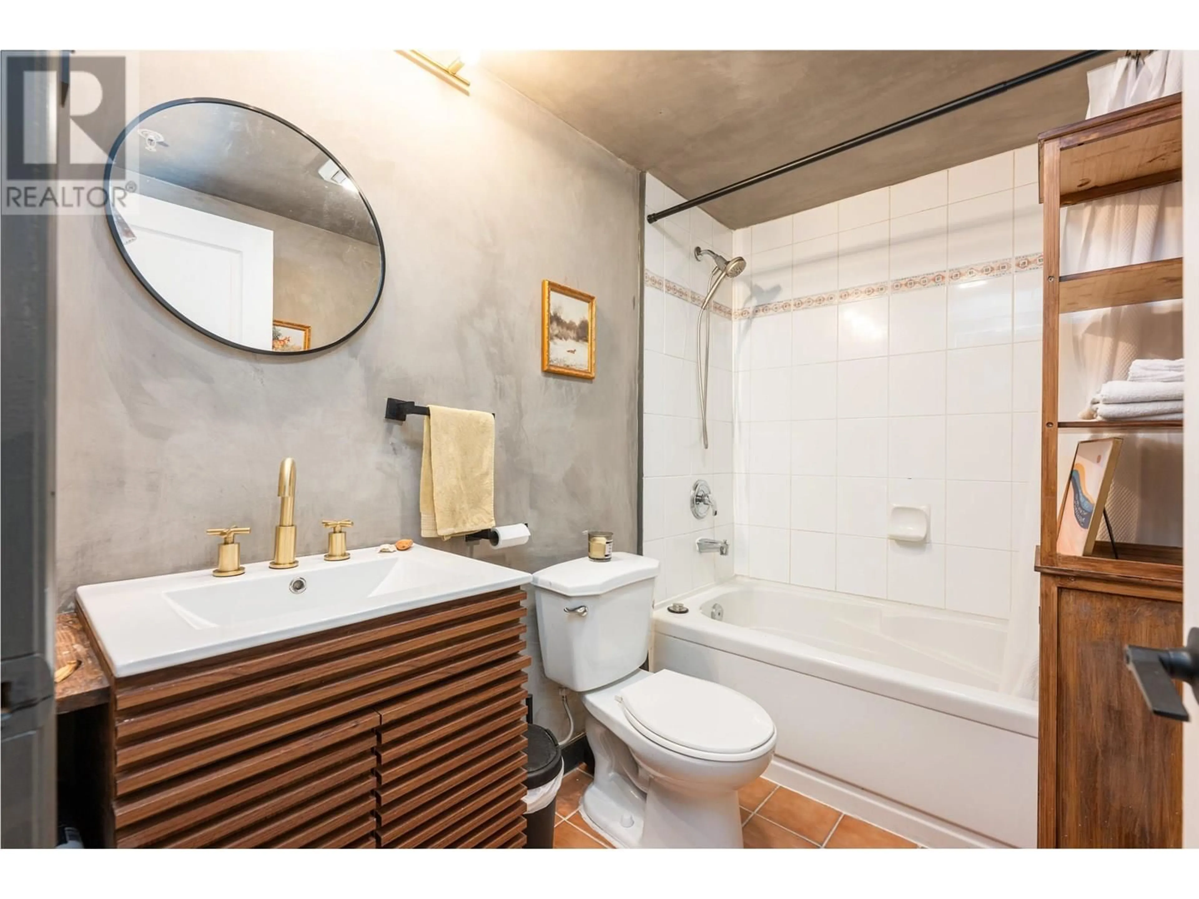Standard bathroom, ceramic/tile floor for 102 - 2140 12TH AVENUE, Vancouver British Columbia V6K2N2