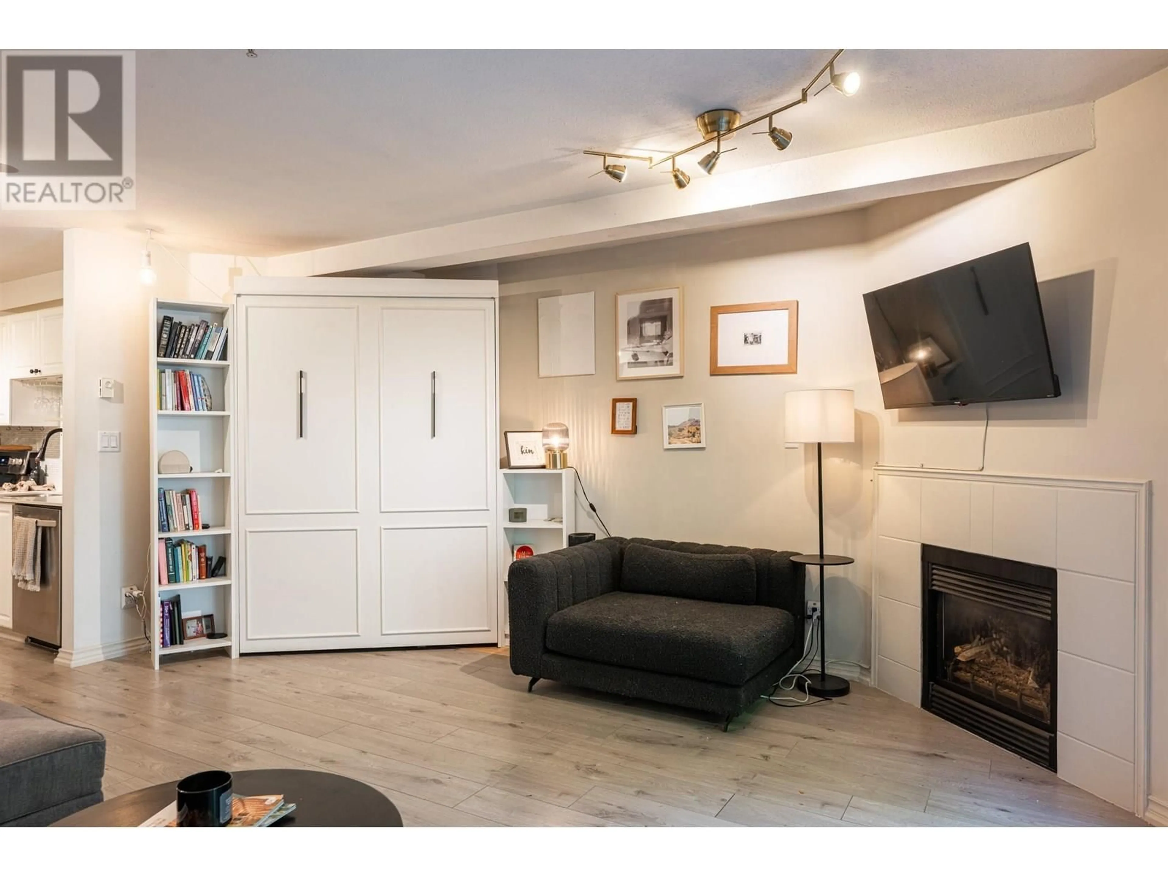 Living room with furniture, unknown for 102 - 2140 12TH AVENUE, Vancouver British Columbia V6K2N2