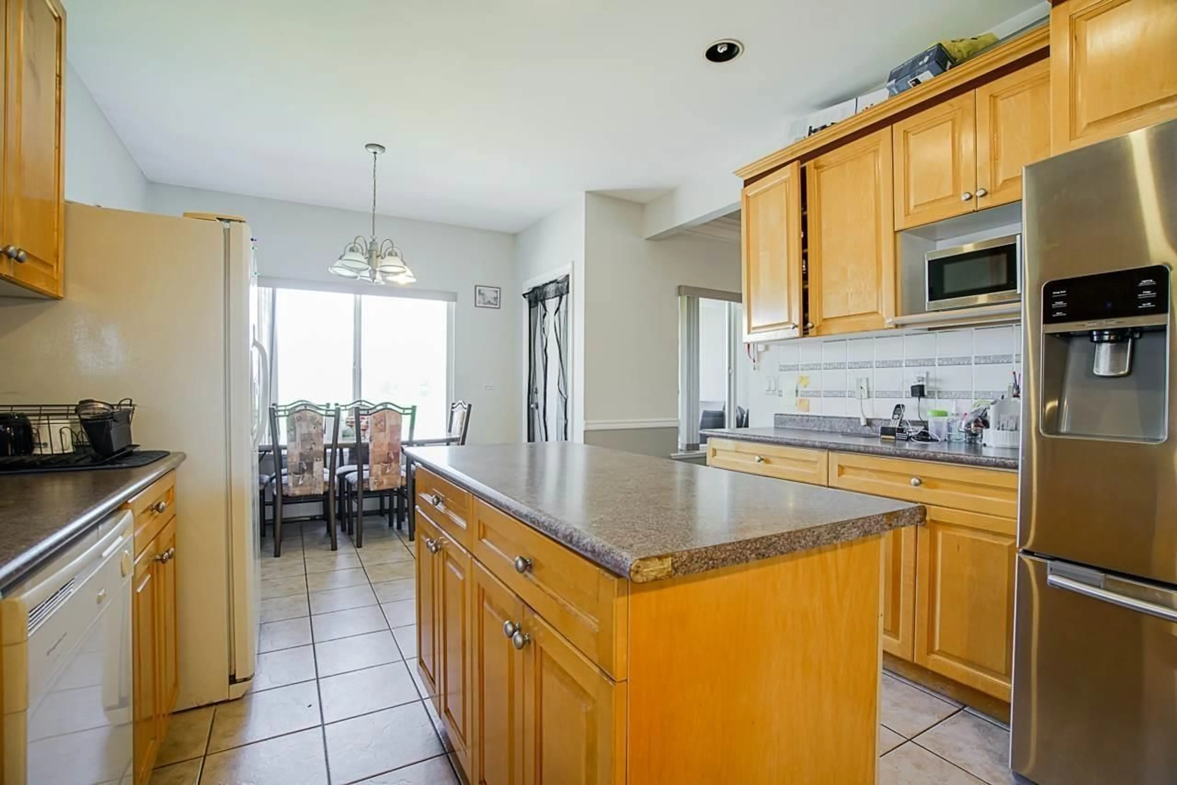 Open concept kitchen, ceramic/tile floor for 13091 68, Surrey British Columbia V3W2E5
