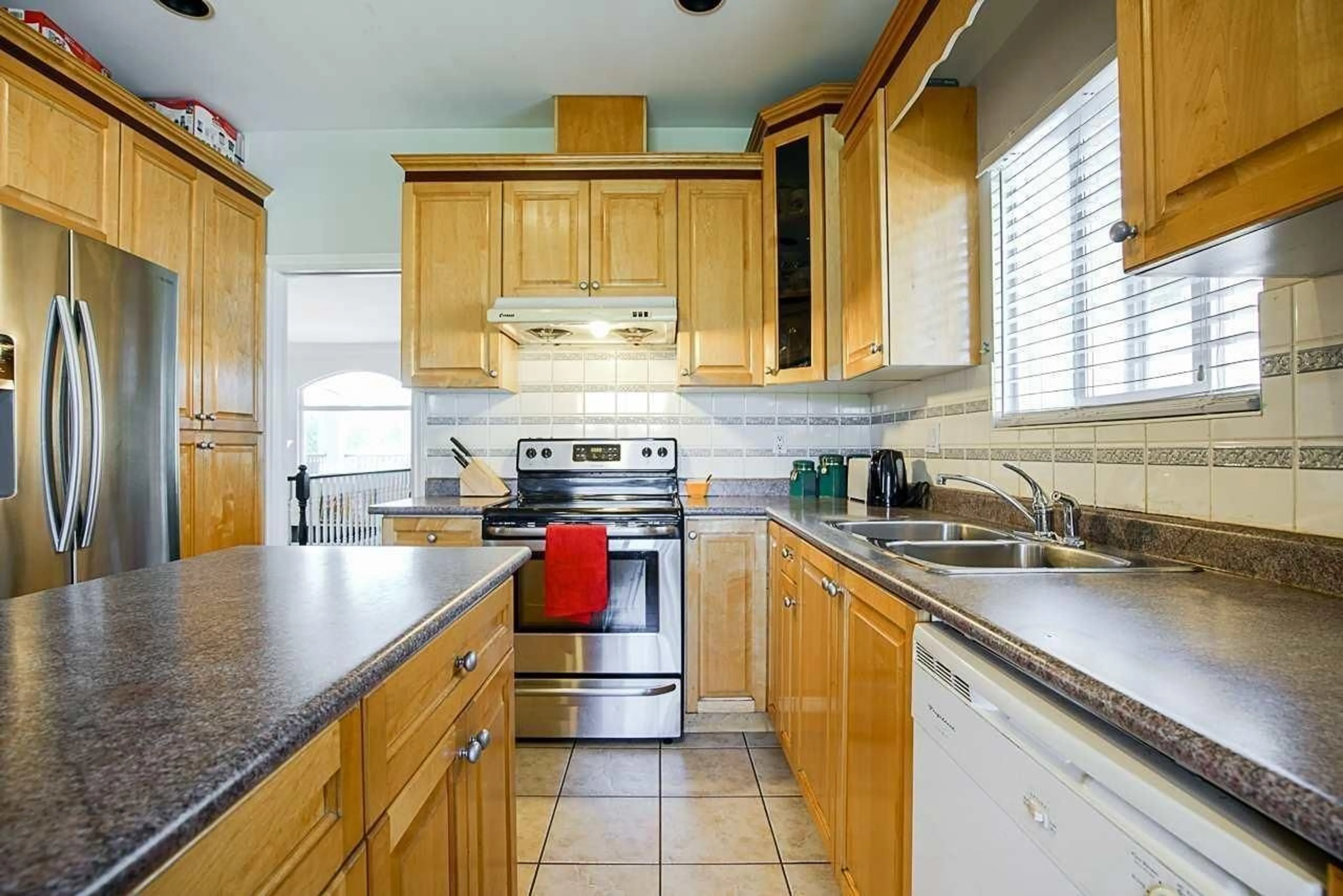 Standard kitchen, ceramic/tile floor for 13091 68, Surrey British Columbia V3W2E5