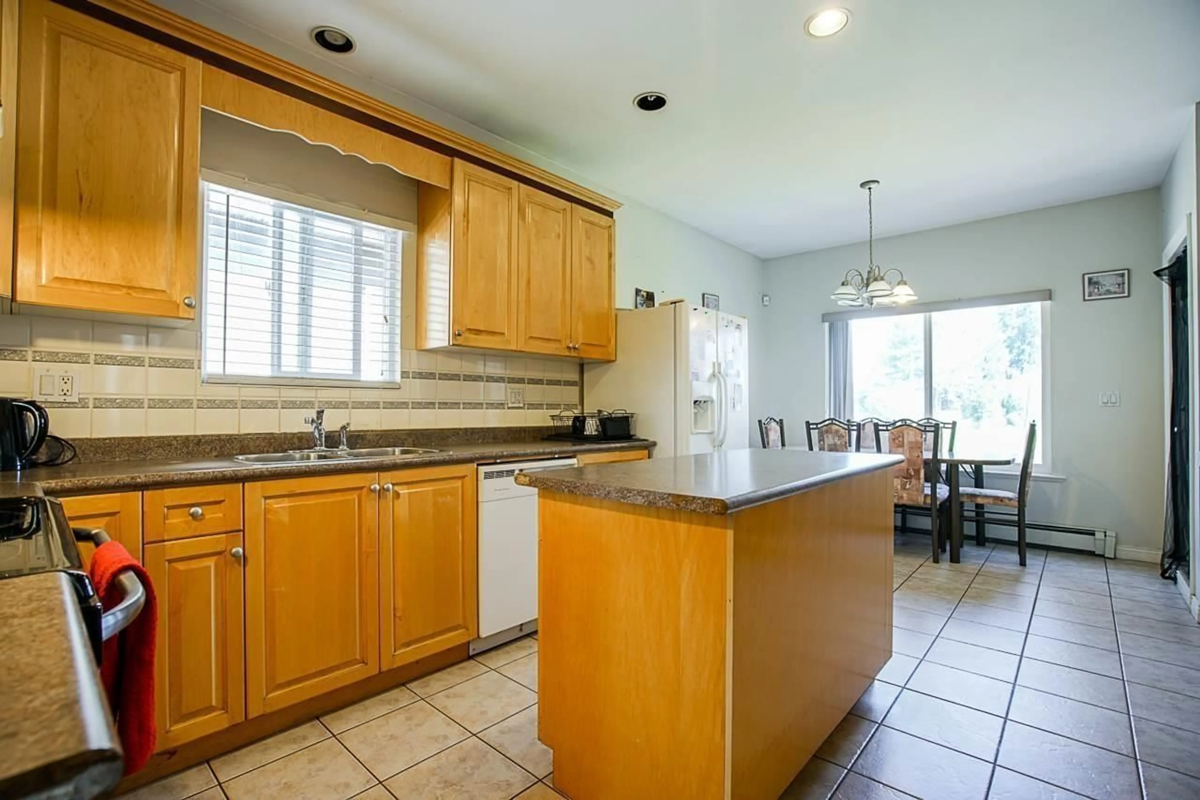Standard kitchen, ceramic/tile floor for 13091 68, Surrey British Columbia V3W2E5