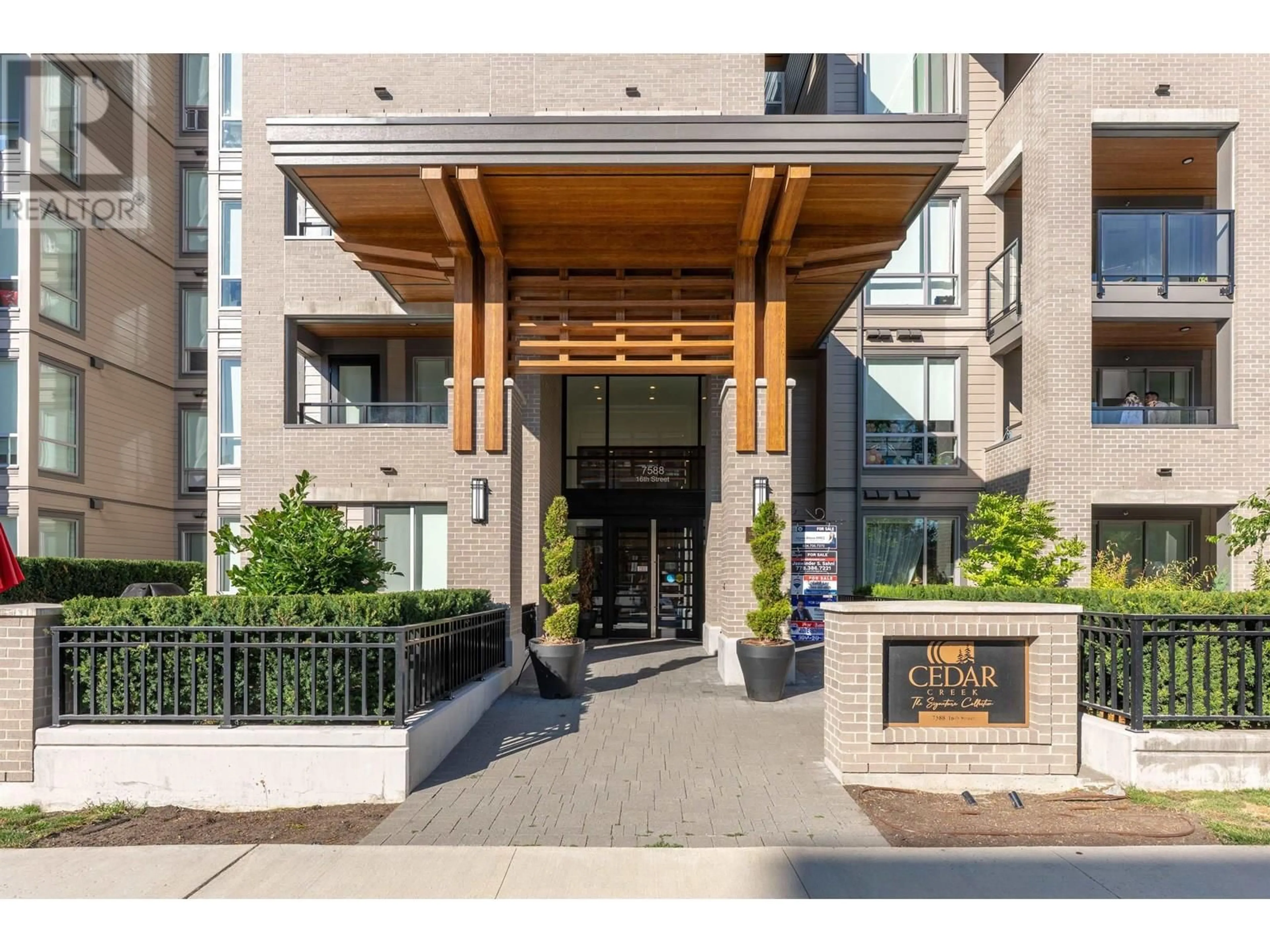 Indoor foyer for 412 - 7588 16TH STREET, Burnaby British Columbia V3N0H8