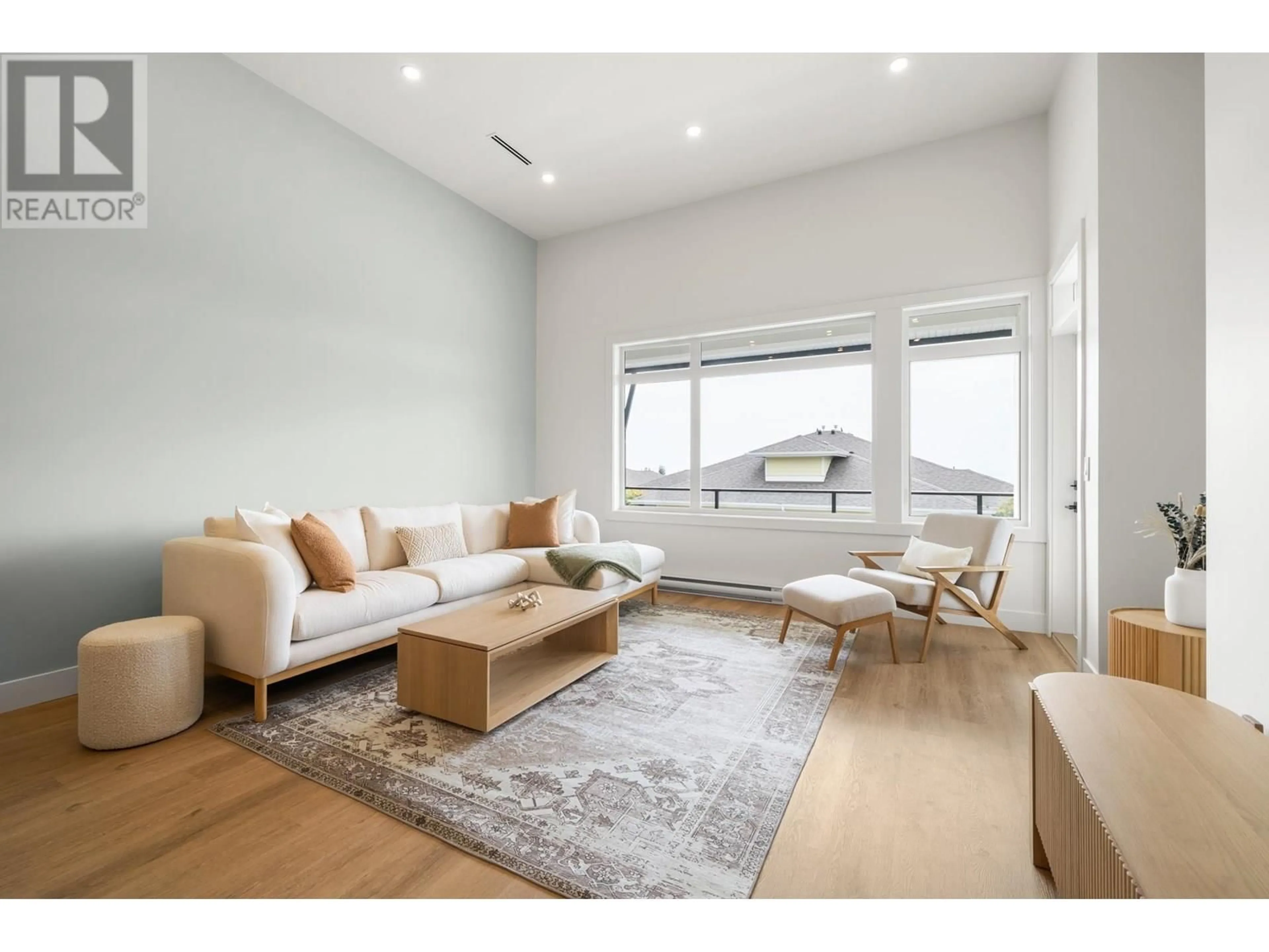 Living room with furniture, wood/laminate floor for 7 - 5522 MCCOURT ROAD, Sechelt British Columbia V0N3A7