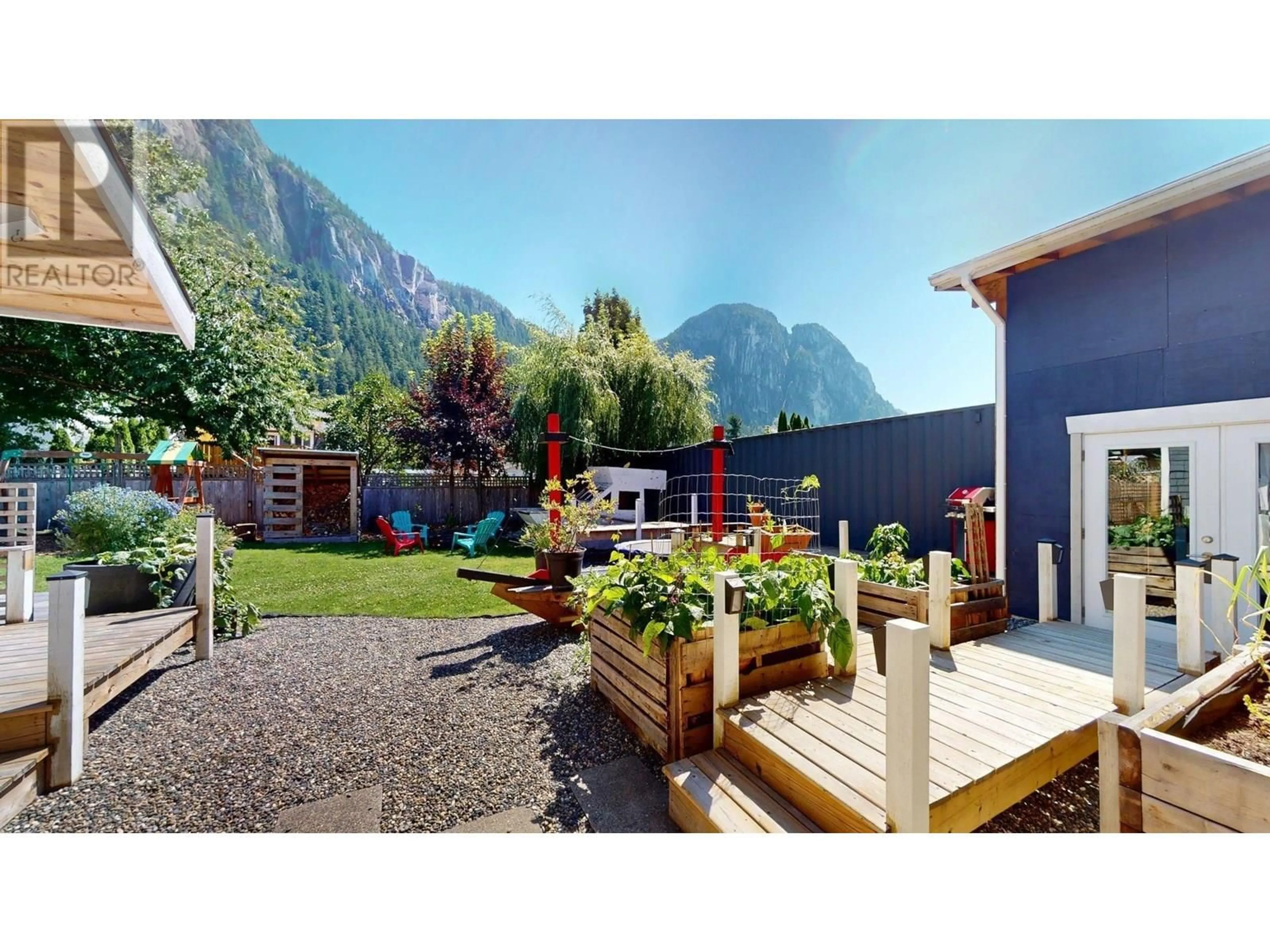 Patio, mountain view for 38302 HEMLOCK AVENUE, Squamish British Columbia V8B0W9
